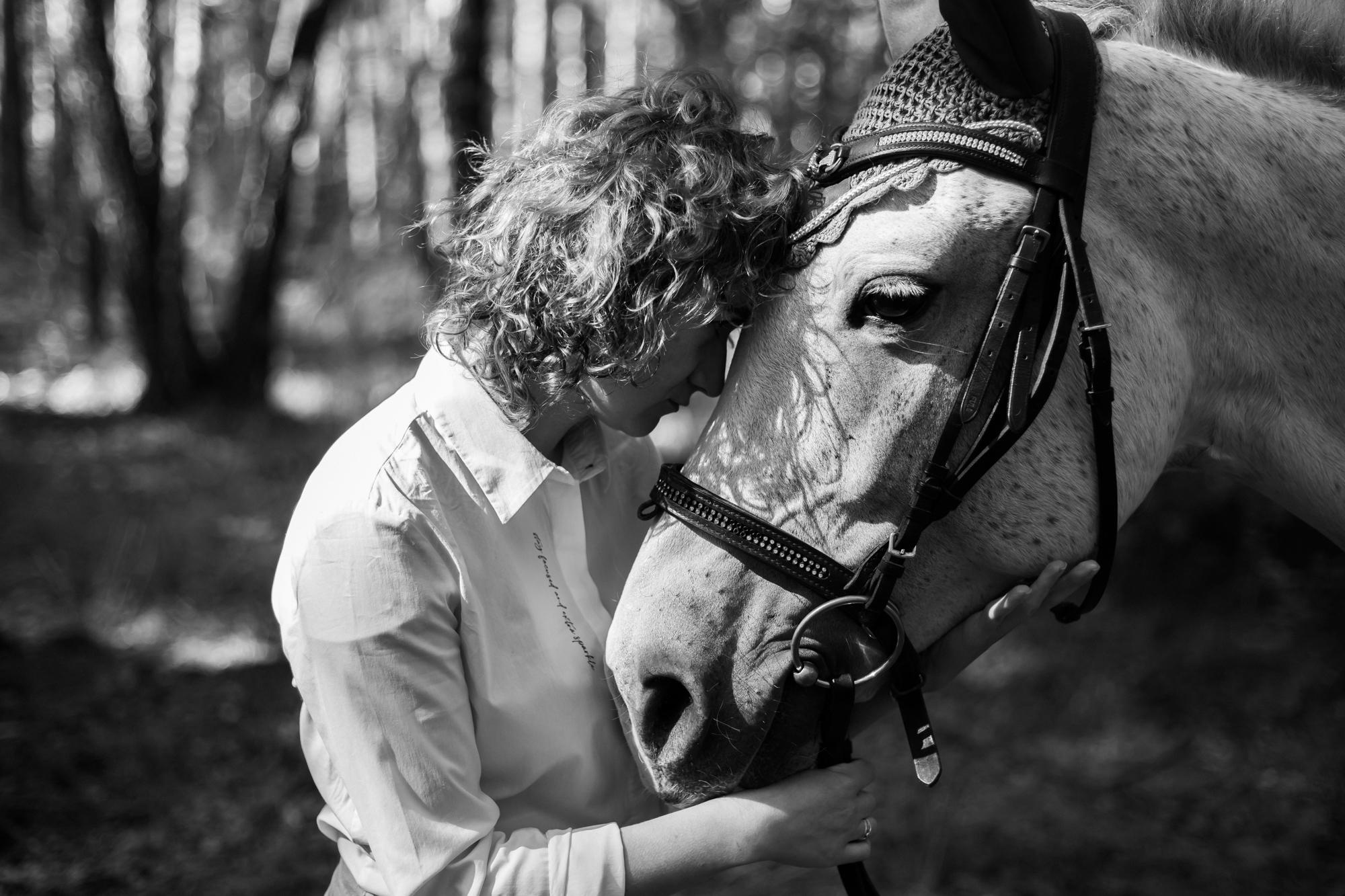 С лошадкой в лесу. Фотограф в Тюмени Даша Михнова. Портреты, фотопроекты, фотодни