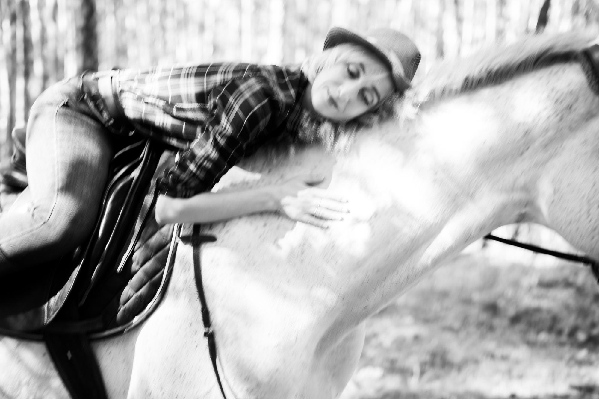 С лошадкой в лесу. Фотограф в Тюмени Даша Михнова. Портреты, фотопроекты, фотодни