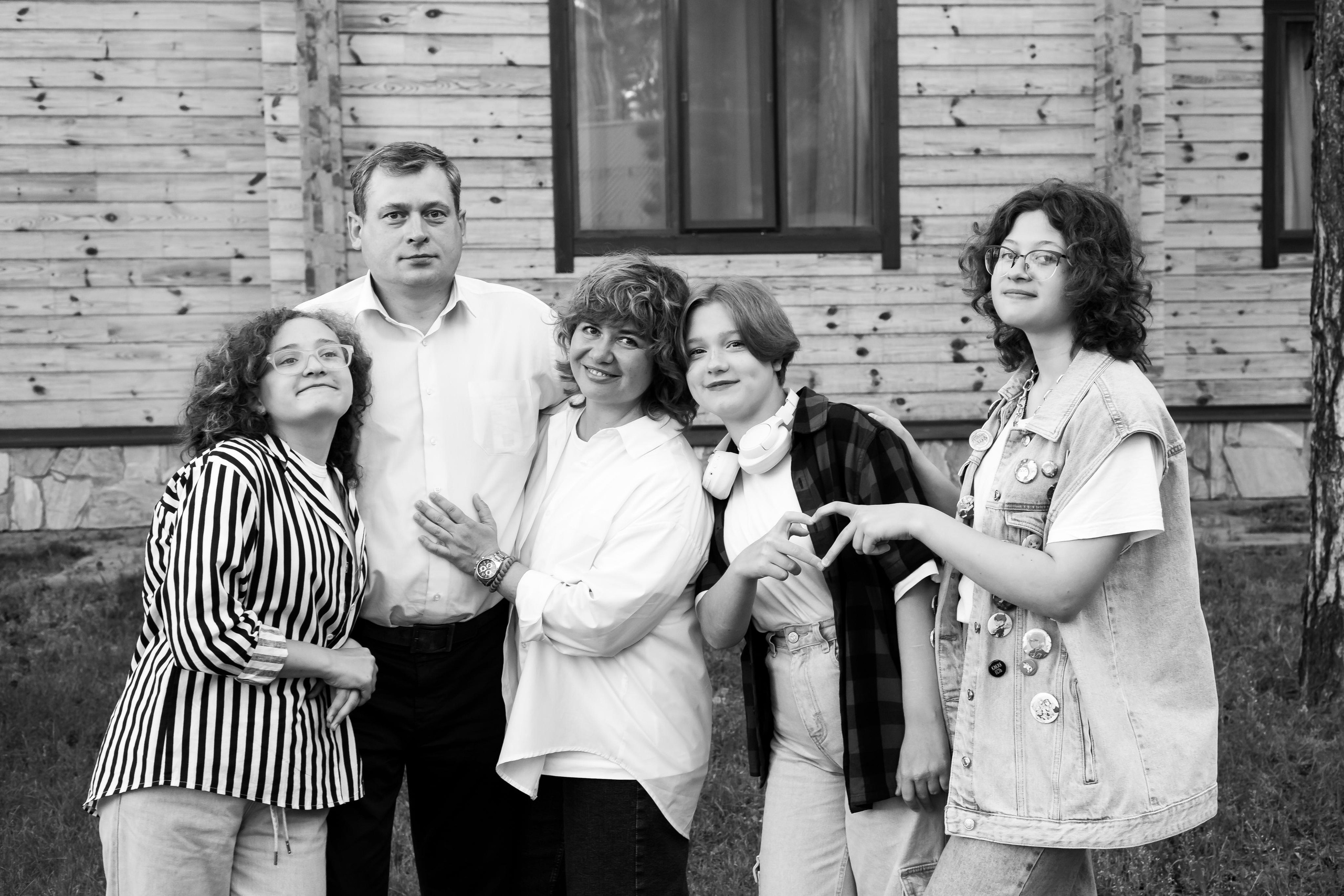 Семейный портрет на природе. Фотограф в Тюмени Даша Михнова. Портреты, фотопроекты, фотодни