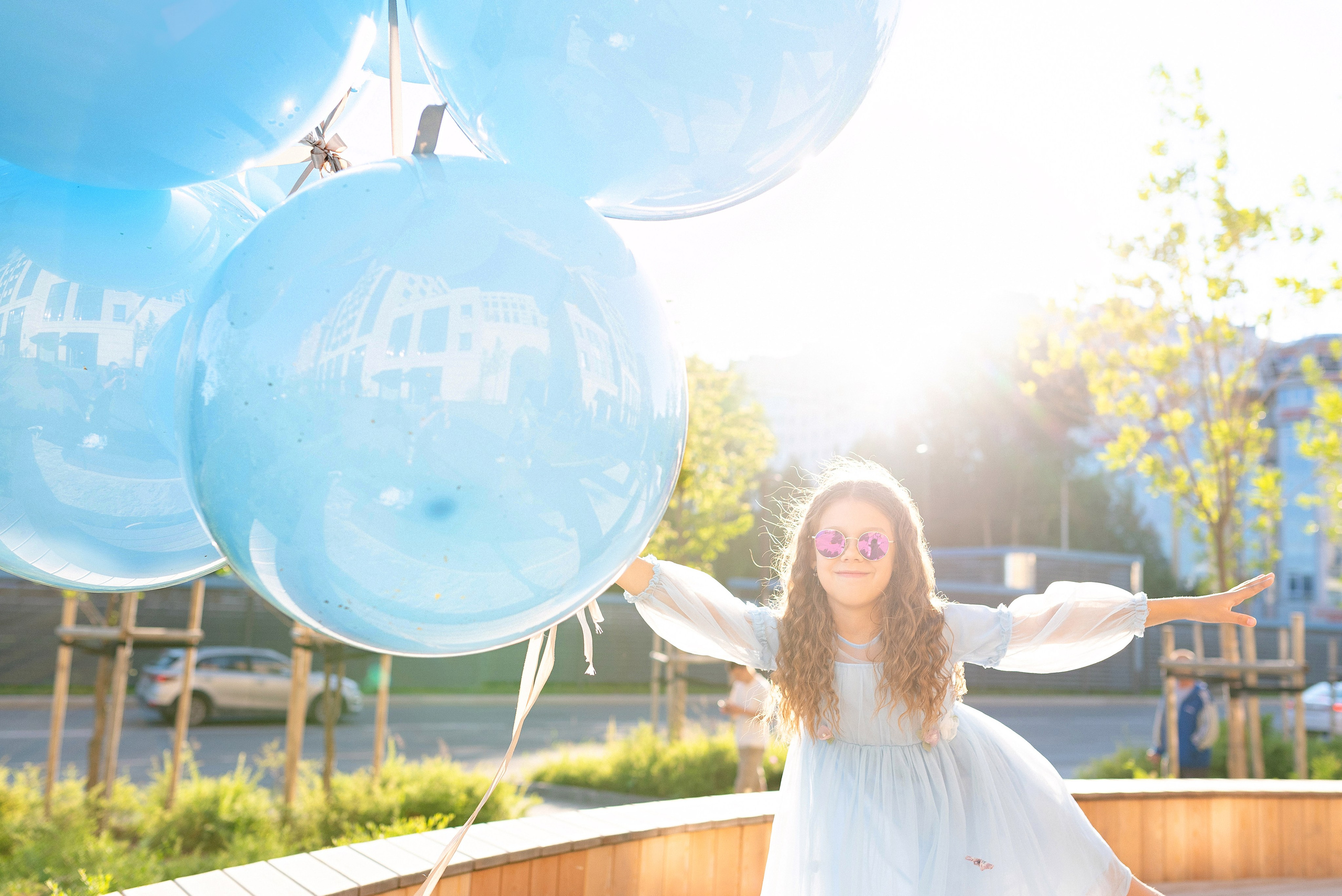 Огромные голубые воздушные шары от ШарЛэнд над живописным городским пейзажем Сургута, снятые фотографом Анной Старцевой.