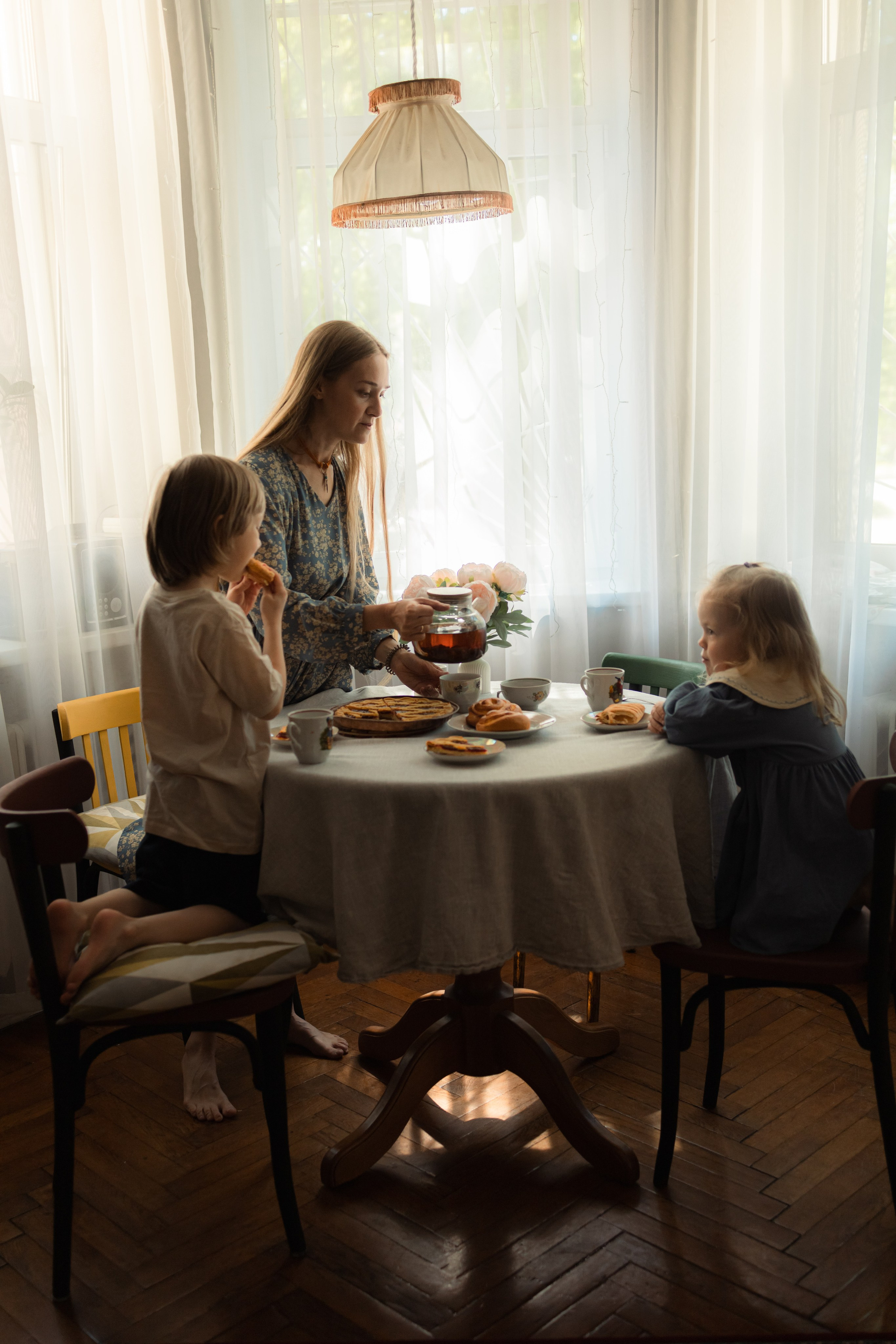 утро начинается вместе: общая трапеза за круглым столом, наполненная уютом и солнечным светом