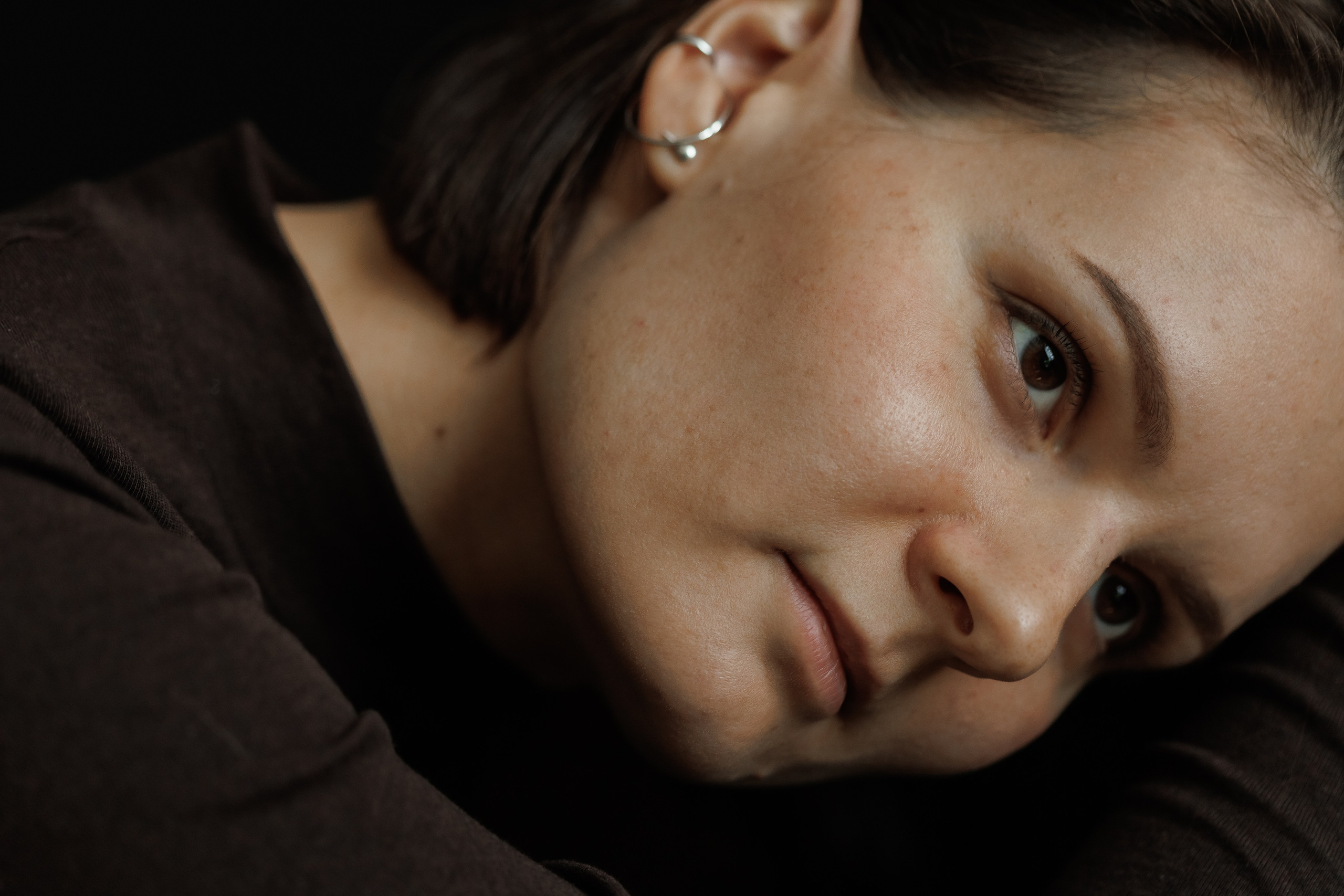 Камерная фотосессия в минималистичном ключе в теплых тонах в Костроме. Фотограф Екатерина Селиверстова. Портретный и репортажный фотограф Екатерина Селиверстова, Кострома