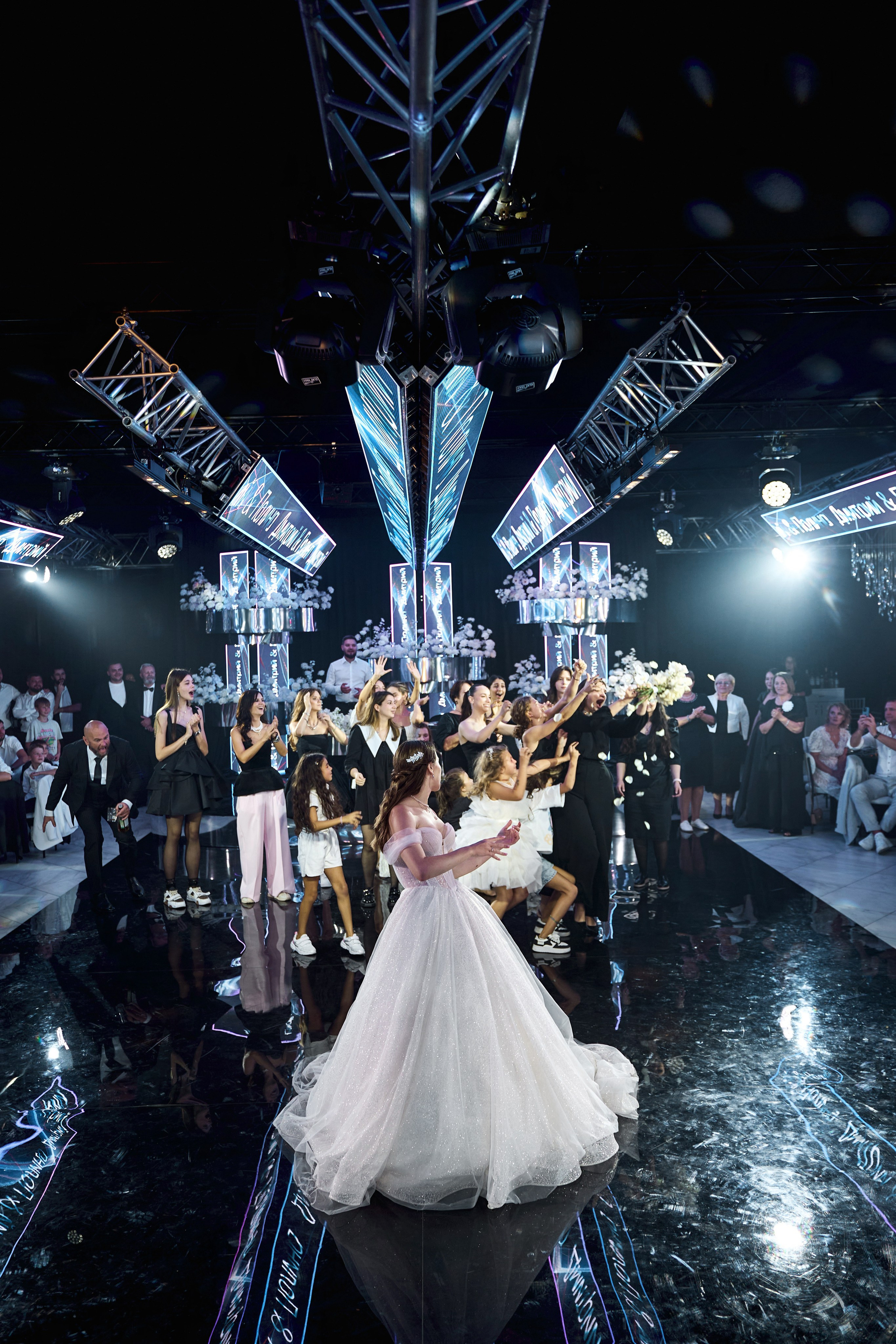 Свадьба с искусственным интеллектом в Усадьбе фамилии от ТВИНС СТУДИО лучших фотографов Краснодара. ТВИНС СТУДИО — лучшие свадебные фотографы и видеографы в Краснодаре