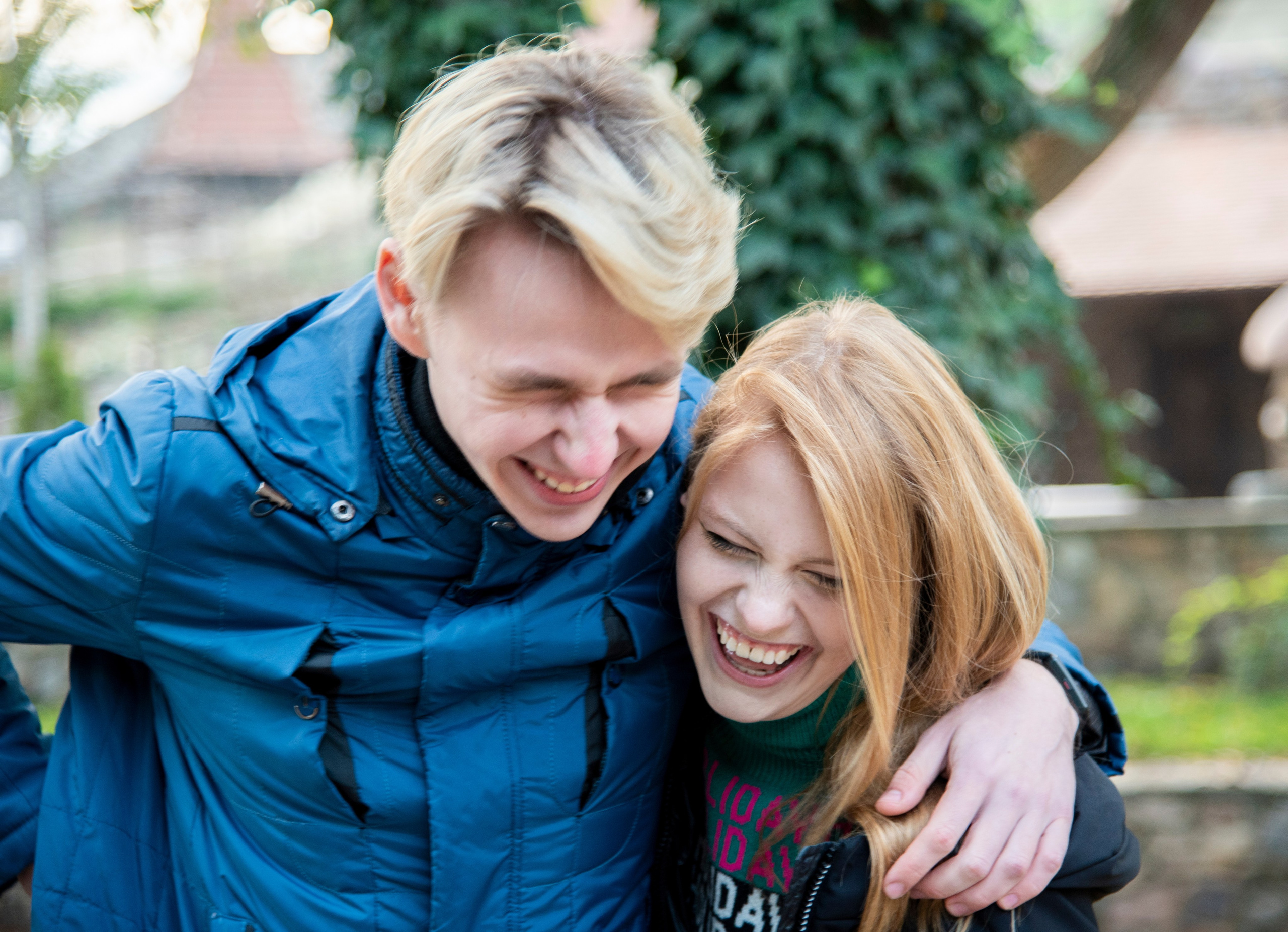 молодая девушка студентка. блондинка. длинные волосы. розово-зелёный свитер. парк Лога . осень брат с сестрой