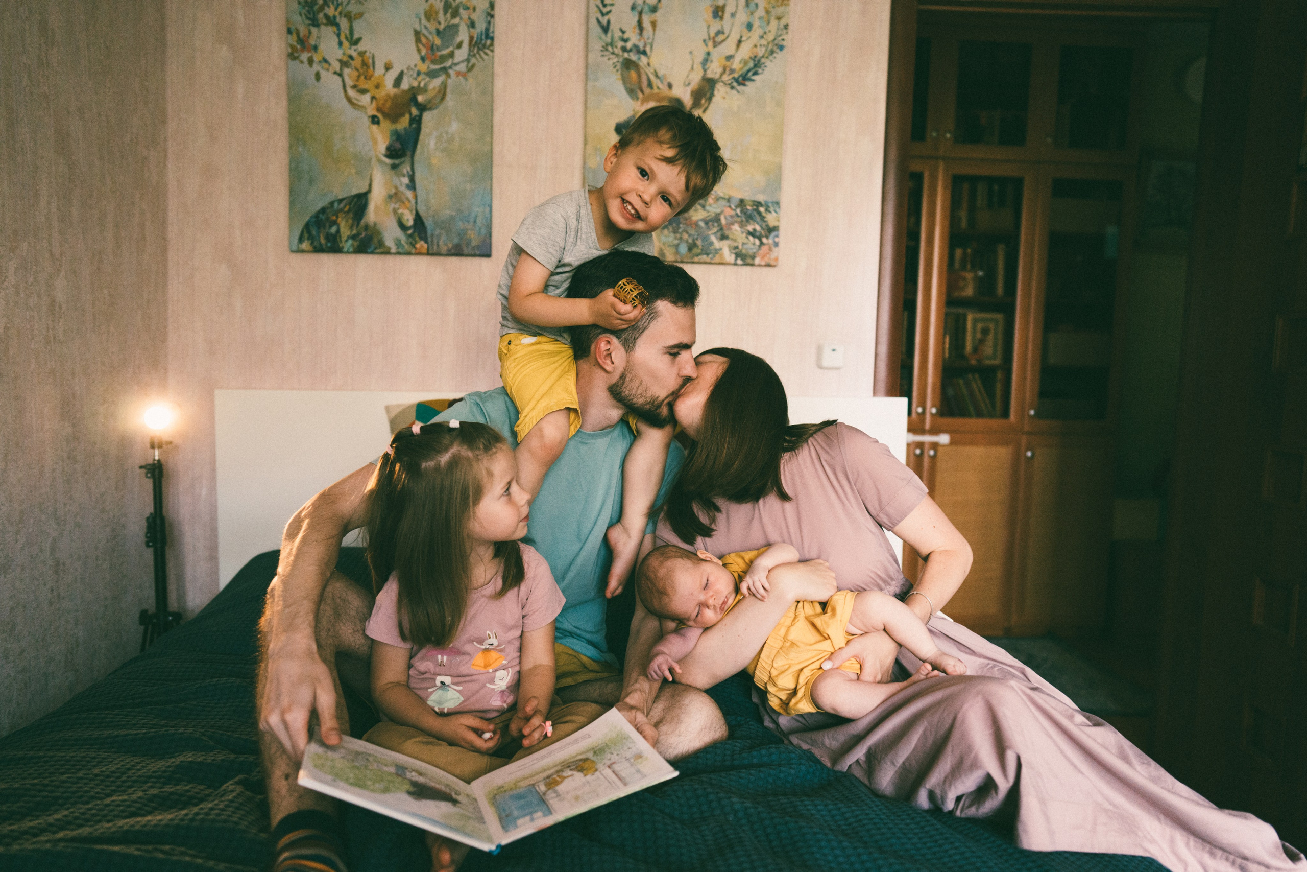 Семейная фотосессия дома. Дарья Иван Маша Сережа и Лиза. Детский, семейный и ньюборн фотограф в Москве Юлия Шуарт