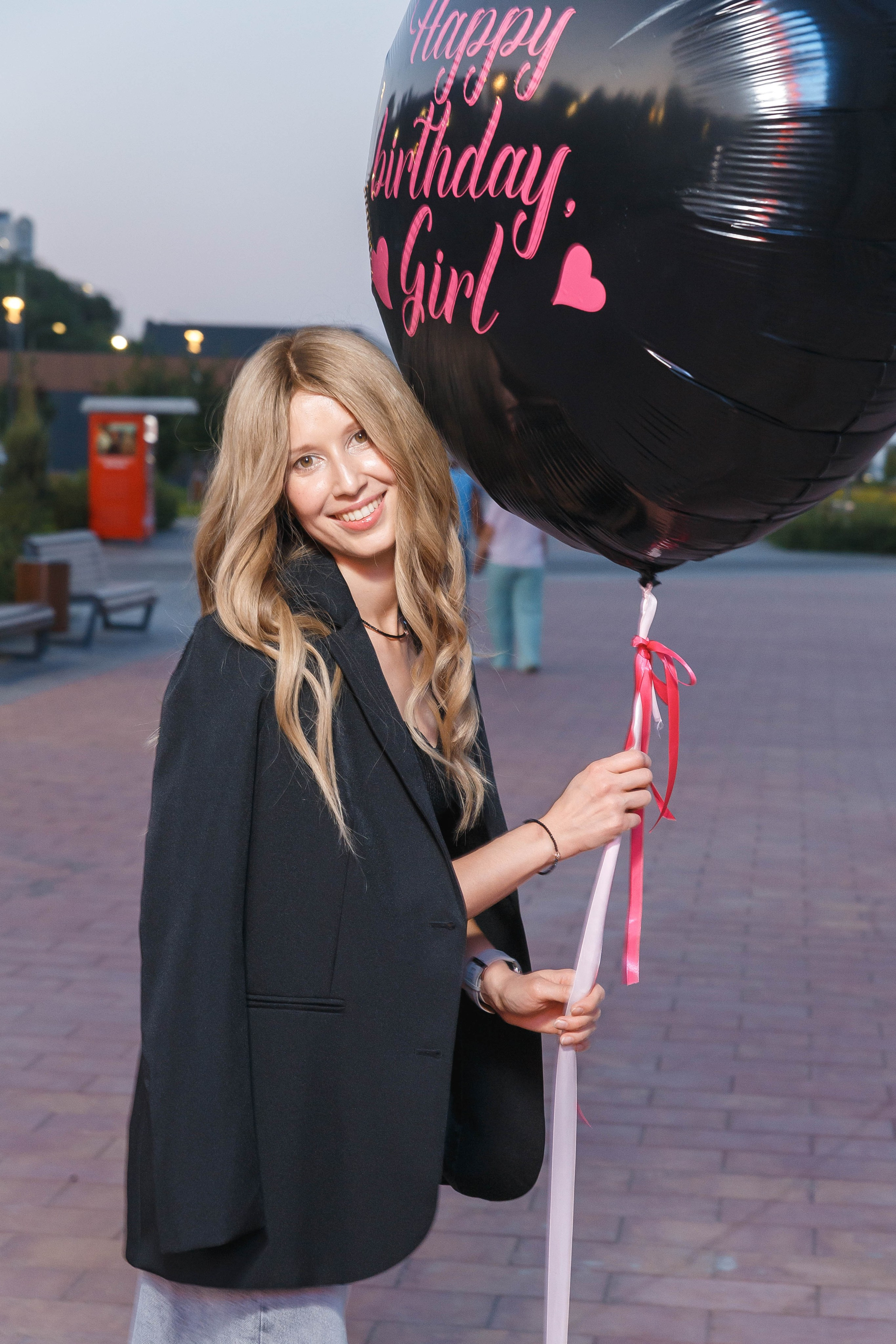 День рождения Оксаны: подруги, набережная, торт, шампанское. Событийный фотограф Максим Бескоровайновнов