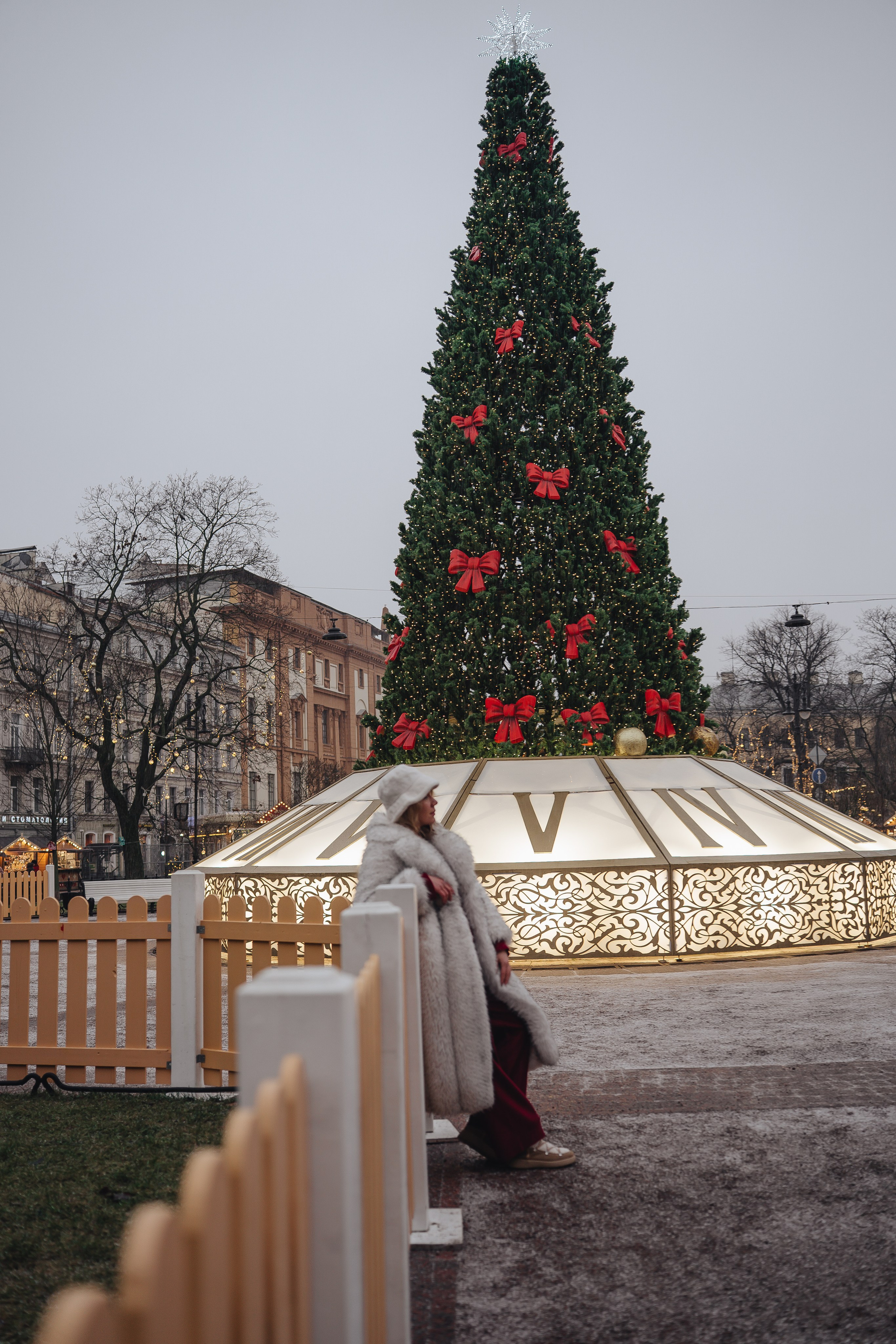 ПРОГУЛКА НА МАНЕЖНОЙ ПЛОЩАДИ ДЛЯ ДЕВУШКИ ПЕРЕД НОВЫМ ГОДОМ (НОВОГОДНЯЯ ФОТОСЕССИИЯ НА МАНЕЖНОЙ ПЛОЩАДИ). Профессиональный фотограф, Санкт-Петербург — Виктория Богомолова