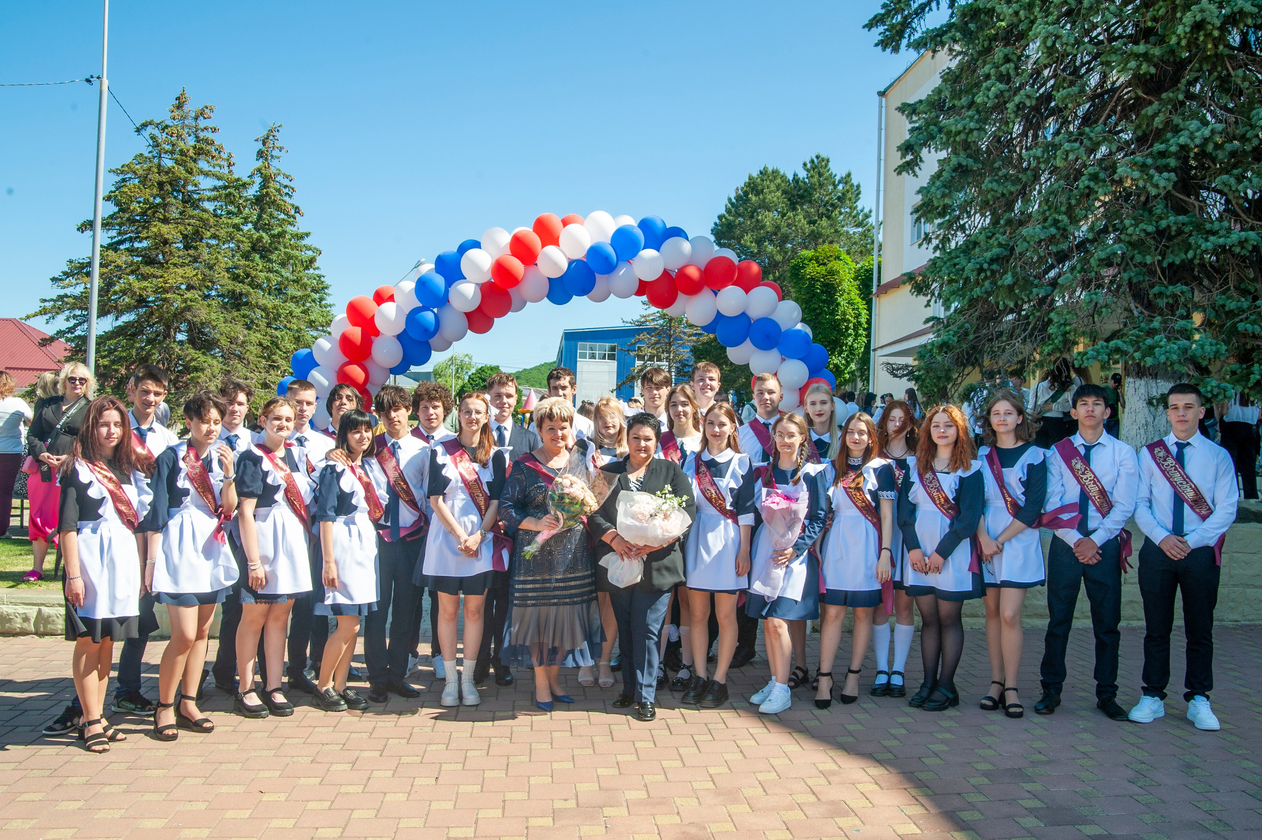 Последний Звонок МАОУ СОШ № 17 им. Эдуарда Есаяна — Архипо-Осиповка. Свадебный и семейный фотограф Денис Лукьянов в Краснодаре, Краснодарском крае и Республике Крым