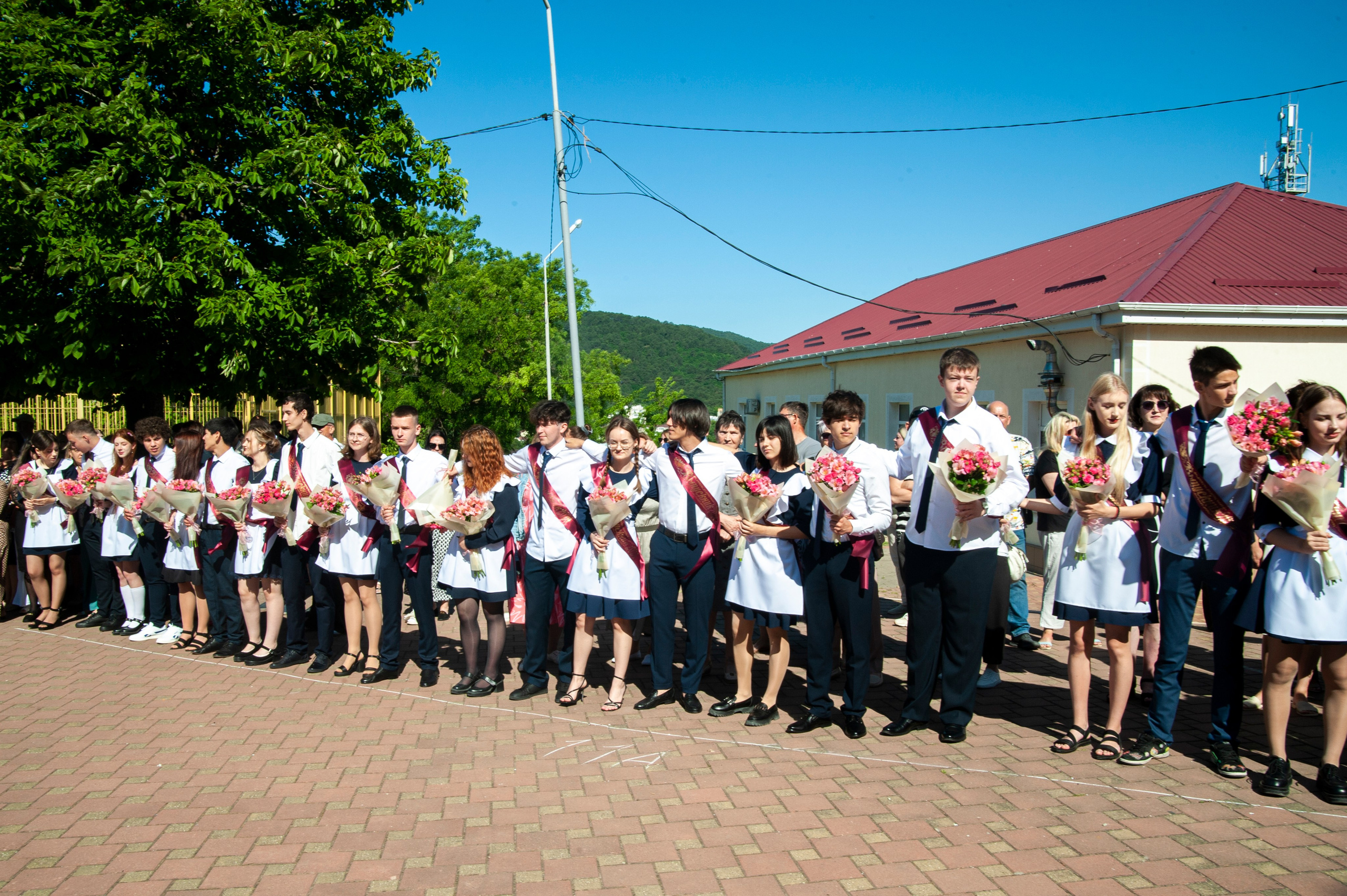 Последний Звонок МАОУ СОШ № 17 им. Эдуарда Есаяна — Архипо-Осиповка. Свадебный и семейный фотограф Денис Лукьянов в Краснодаре, Краснодарском крае и Республике Крым