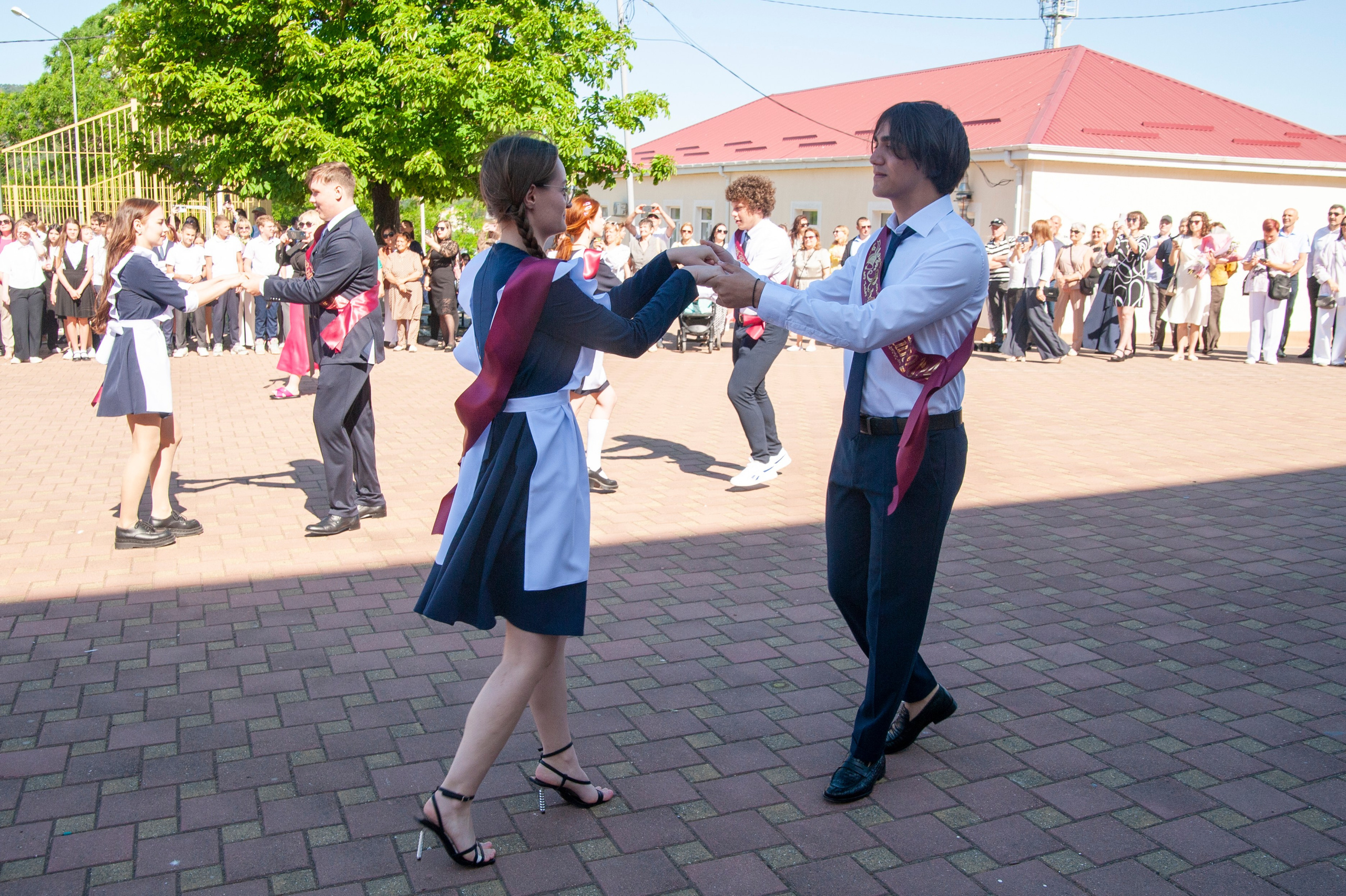 Последний Звонок МАОУ СОШ № 17 им. Эдуарда Есаяна — Архипо-Осиповка. Свадебный и семейный фотограф Денис Лукьянов в Краснодаре, Краснодарском крае и Республике Крым