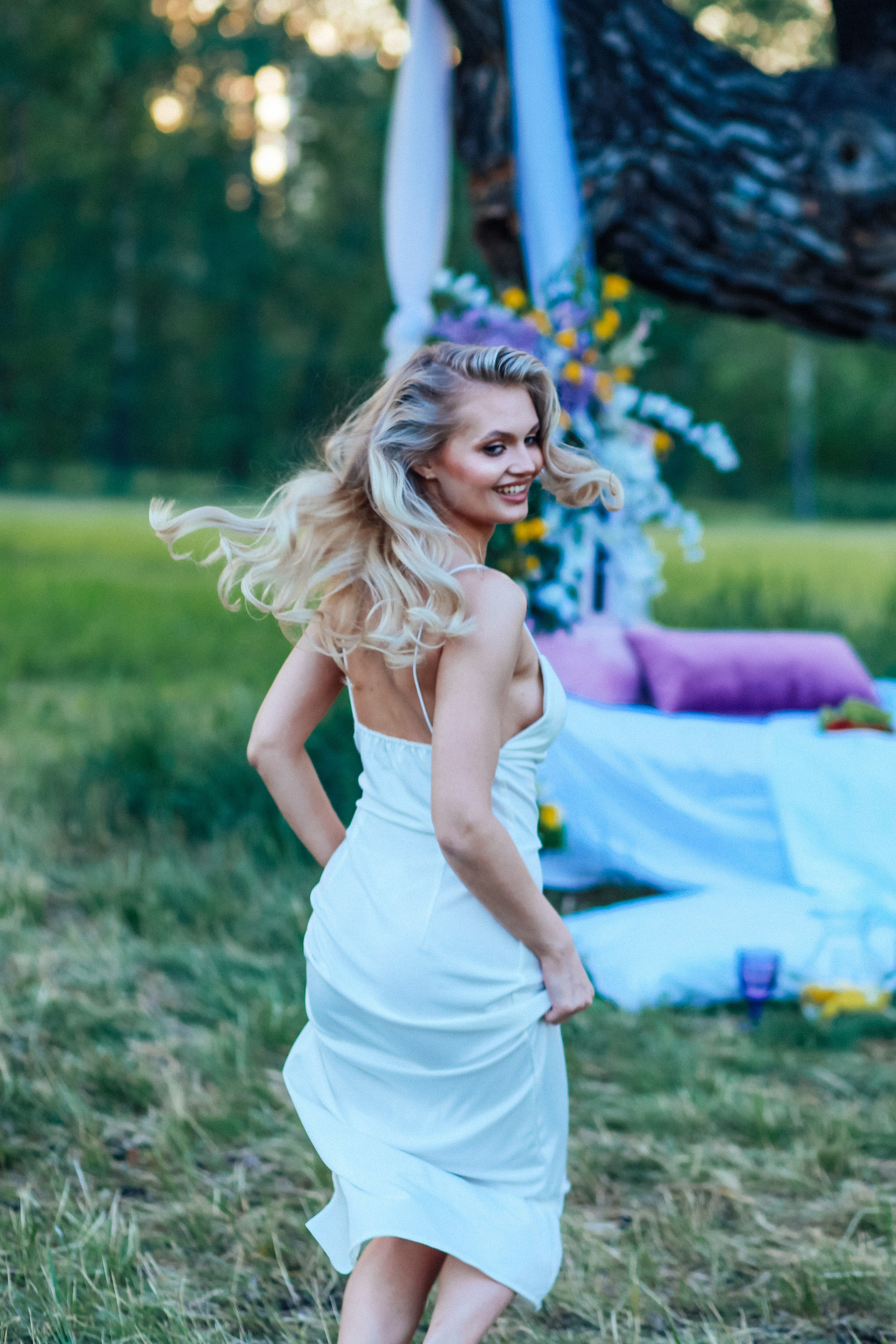 утро очень красивая невеста блондинка цветы природа лето декор дерево кровать бежит