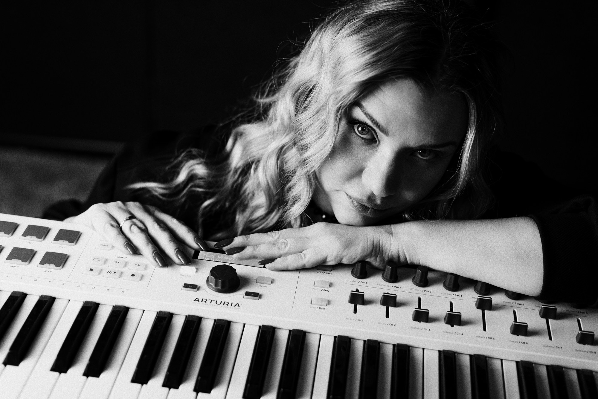 Семейная фотосессия на студии звукозаписи в Тюмени — мама и дочка. Портретный фотограф Тюмень Дарья Мустафина