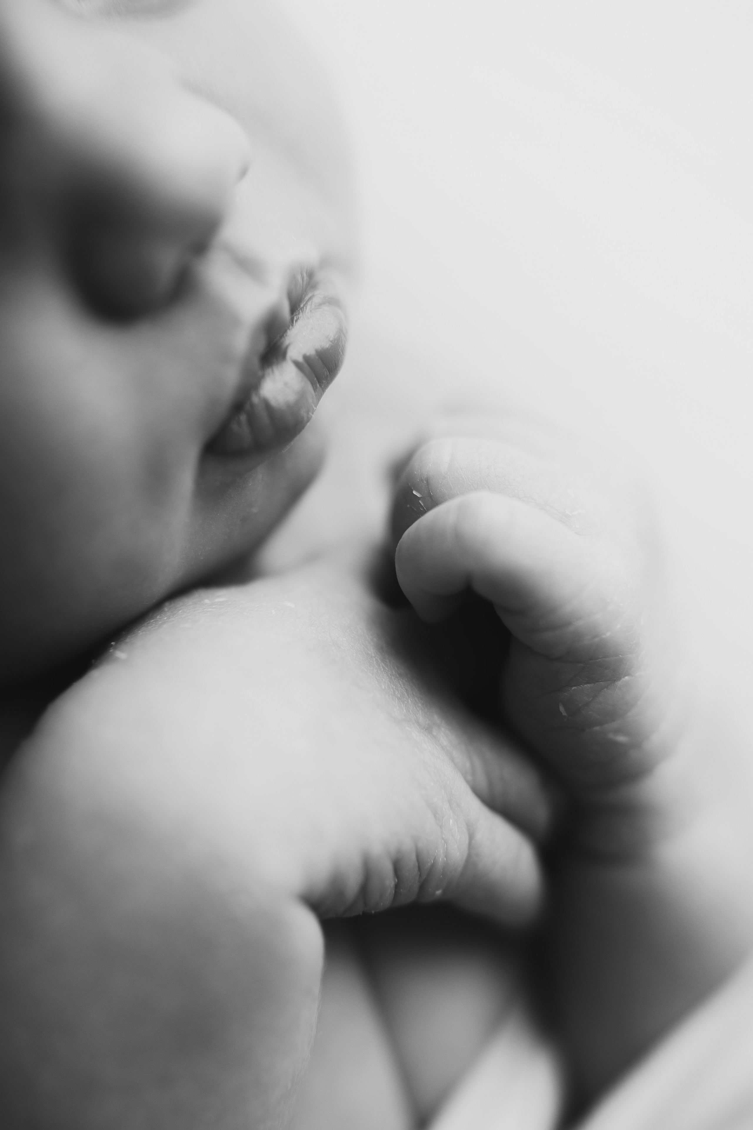 Newborn (фотосессия новорожденных). Фотостудия для новорожденных и малышей в Твери — На ручки