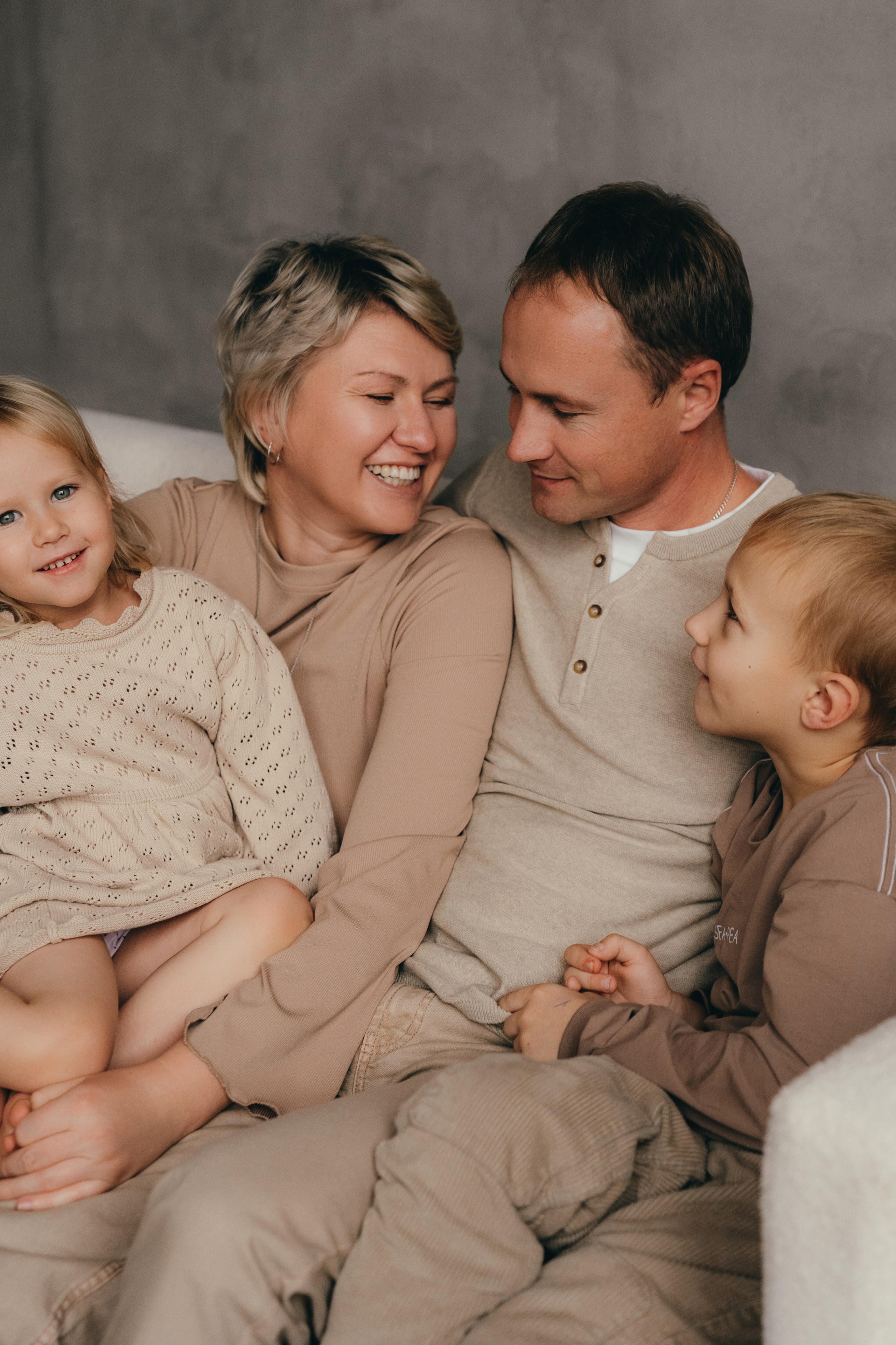 Максим, Света, Никита и Даша. Семейный фотограф • Домашние съемки в Нижнем Новгороде