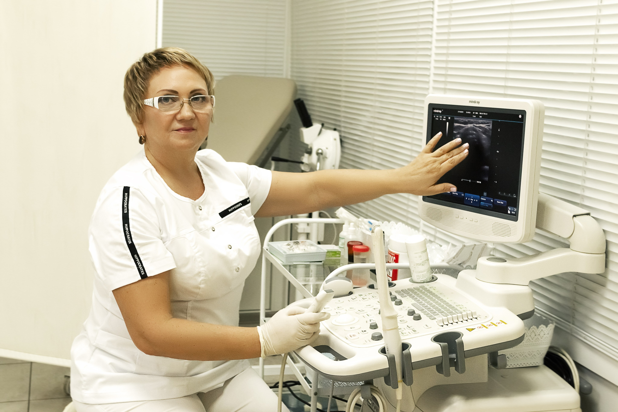 Портрет врача-гинеколога возле узи-аппарата.