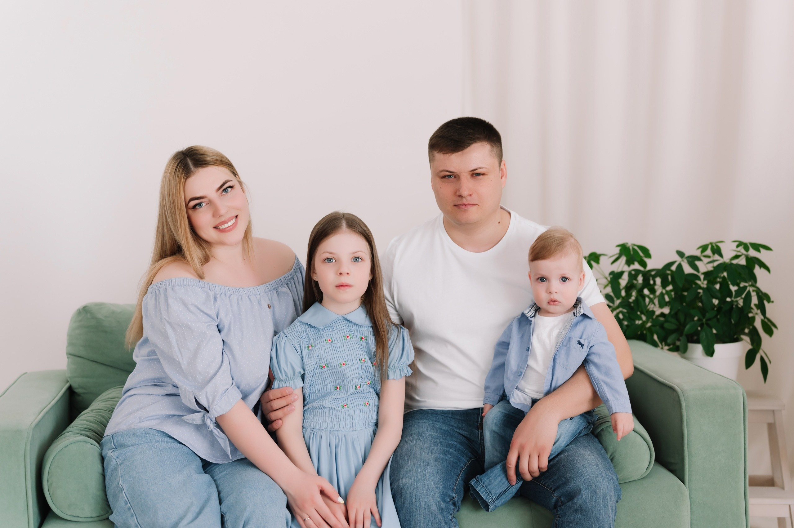 Марина и ее красивая семья. Семейный и свадебный фотограф в Миассе Регина Малахова