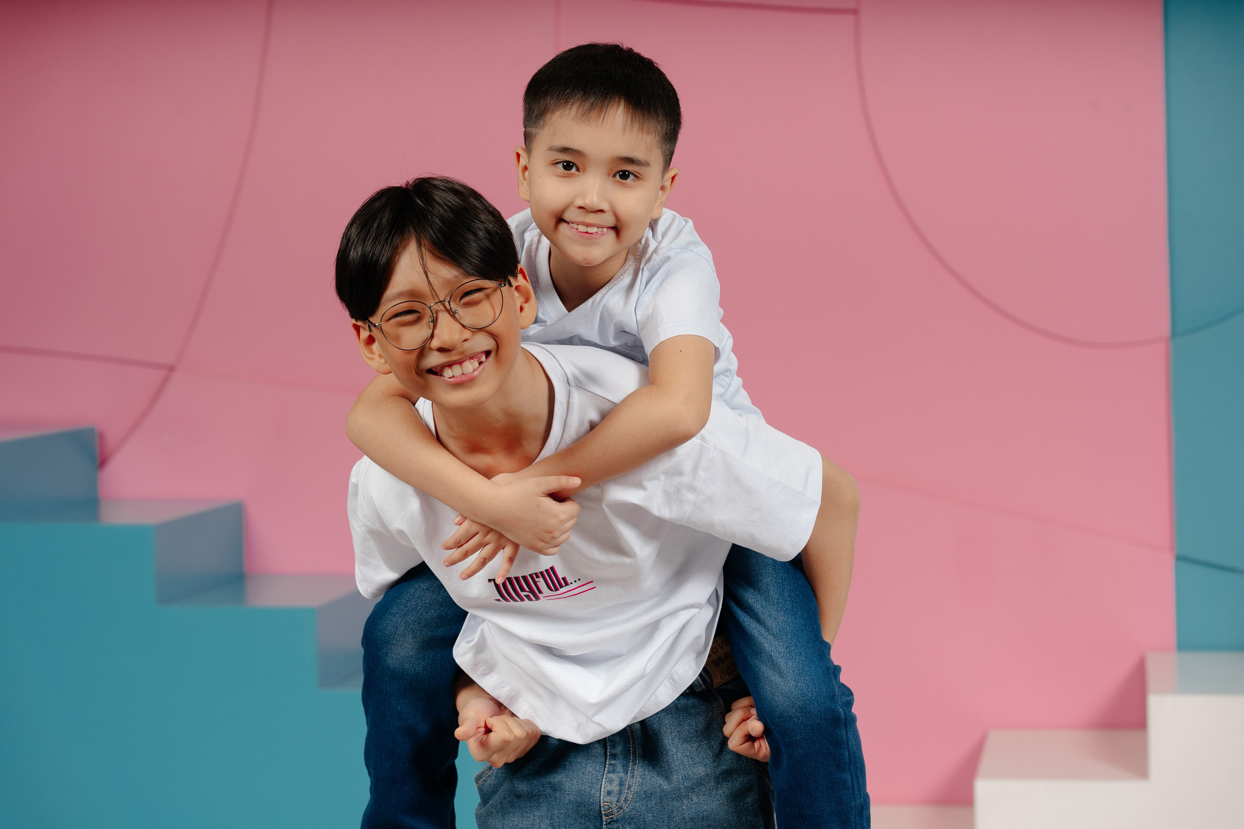 По двое. Выпускные альбомы в Нур-Султане (Астана) и по всему Казахстану