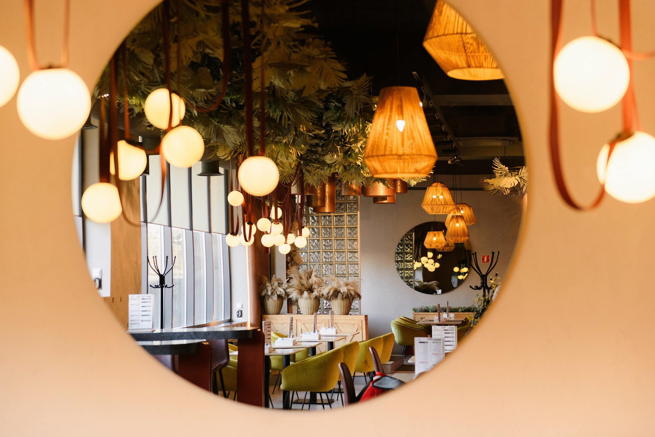 В данной фотосессии использовал реквизит, который был в ресторане. Идея и концепция съемки — мои. Как говорится, заказчик остался доволен.