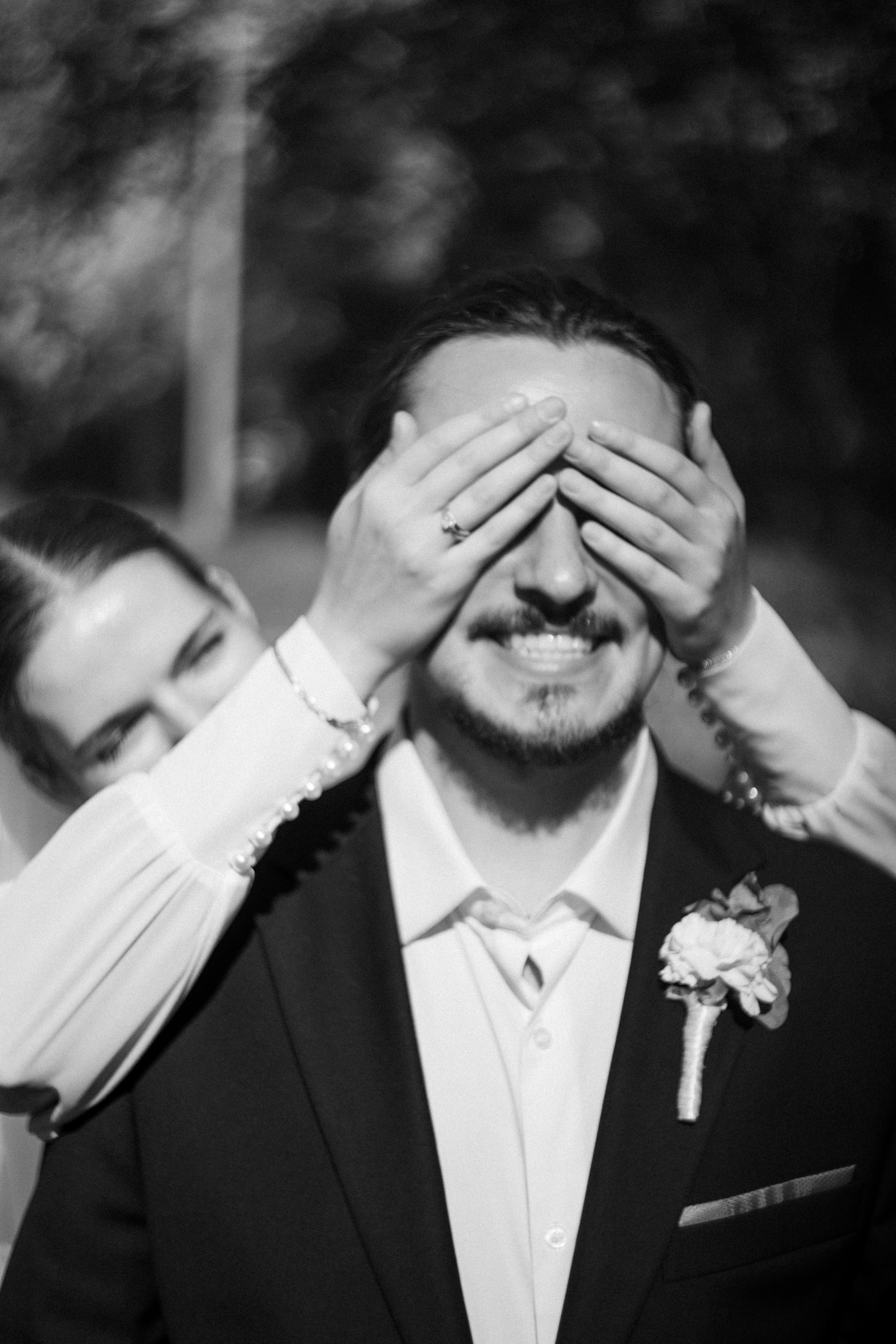 Свадебная фотосессия в парке, портрет жениха, свадебный фотограф в Москве