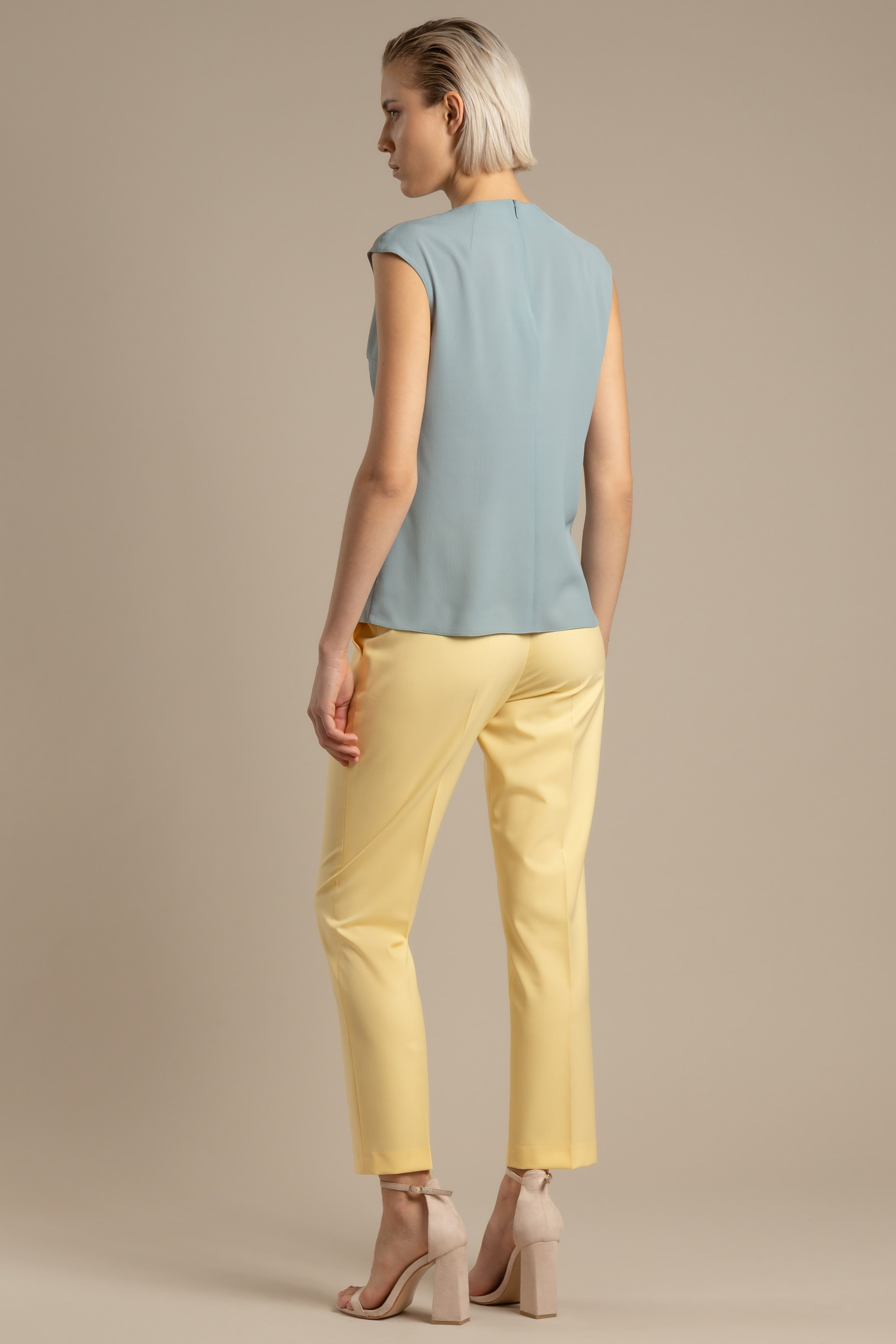 Каталожная фотосъемка на цветном фоне