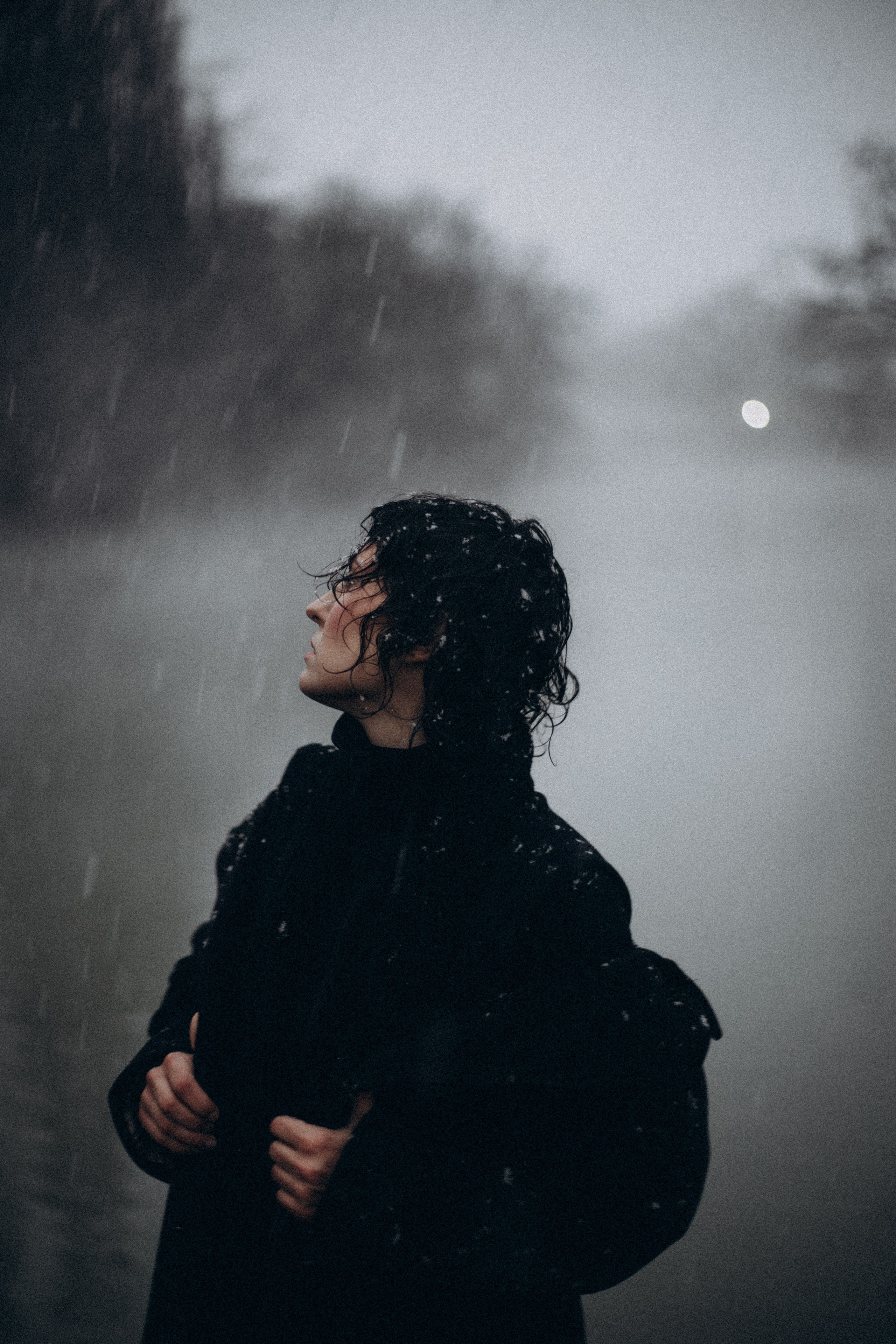 Фотосессия для женщин: нежные, стильные, атмосферные кадры. Индивидуальная съёмка, портреты, студийные и уличные фото. Красота, уверенность, естественность. Услуги фотографа в Краснодаре, профессиональная обработка снимков.