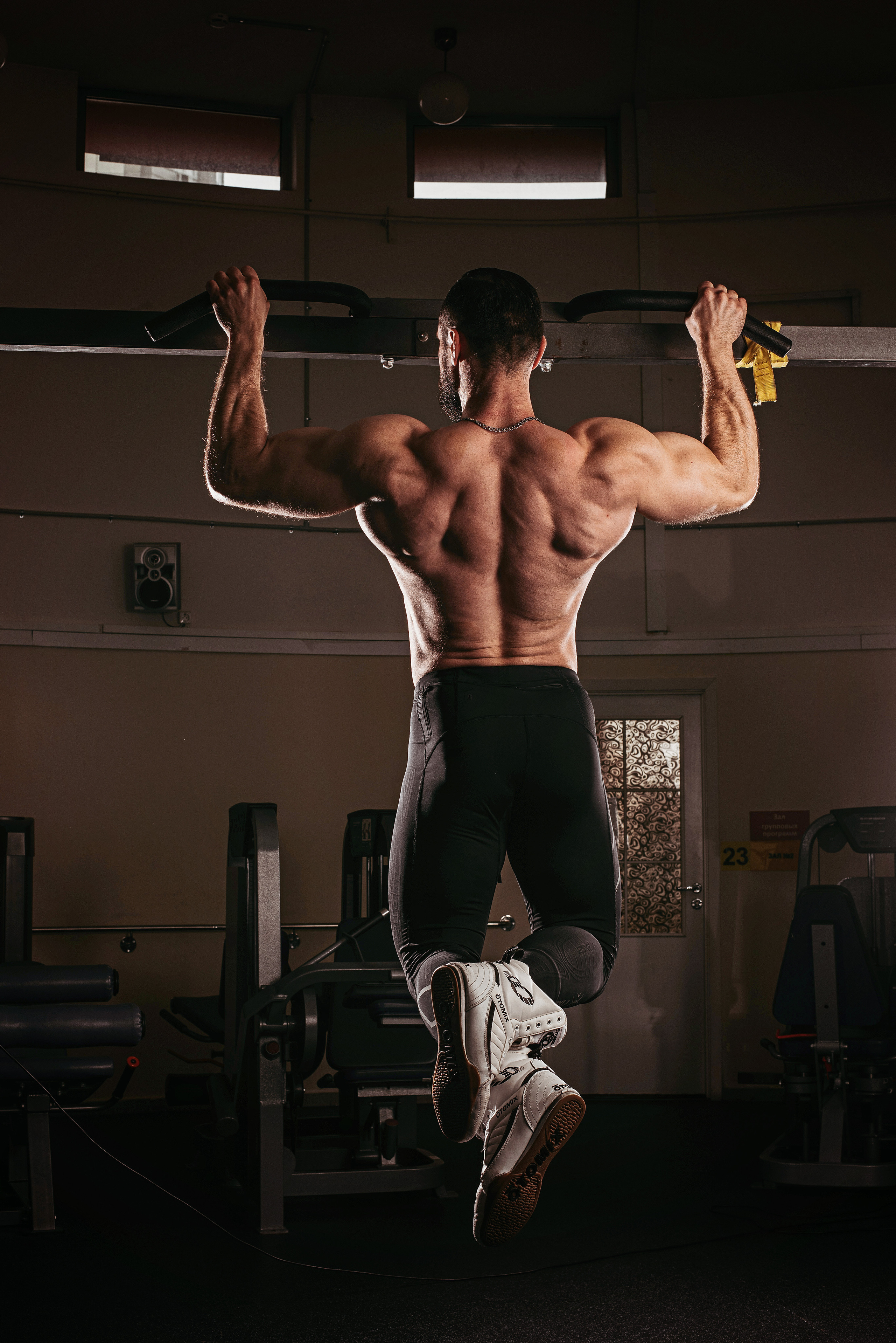 Виталий в спортивном зале. Детский и семейный фотограф выпускной альбом Приморско-Ахтарск