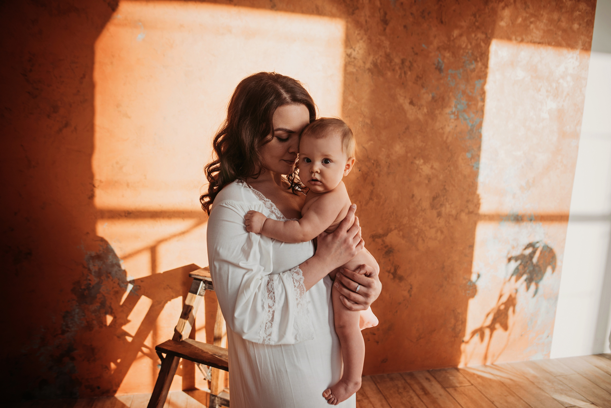 Ирина с семьей в яблонях. Детский и семейный фотограф выпускной альбом Приморско-Ахтарск