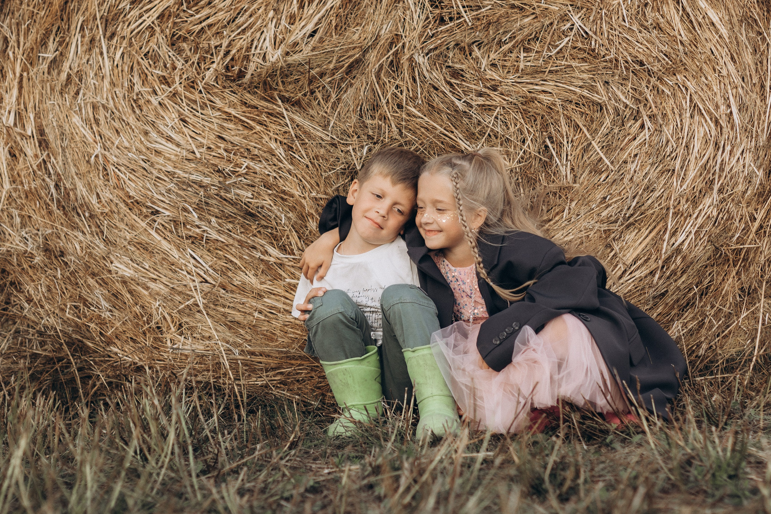 Вика и Миша на сене. Семейный фотограф lifestyle в Новосибирске Елена Шпилевая