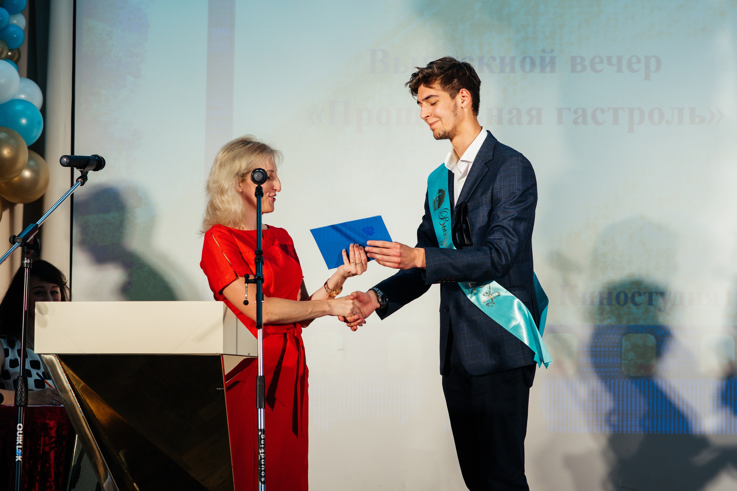 Вручение аттестатов. Выпускные альбомы в Подольске Москве и МО