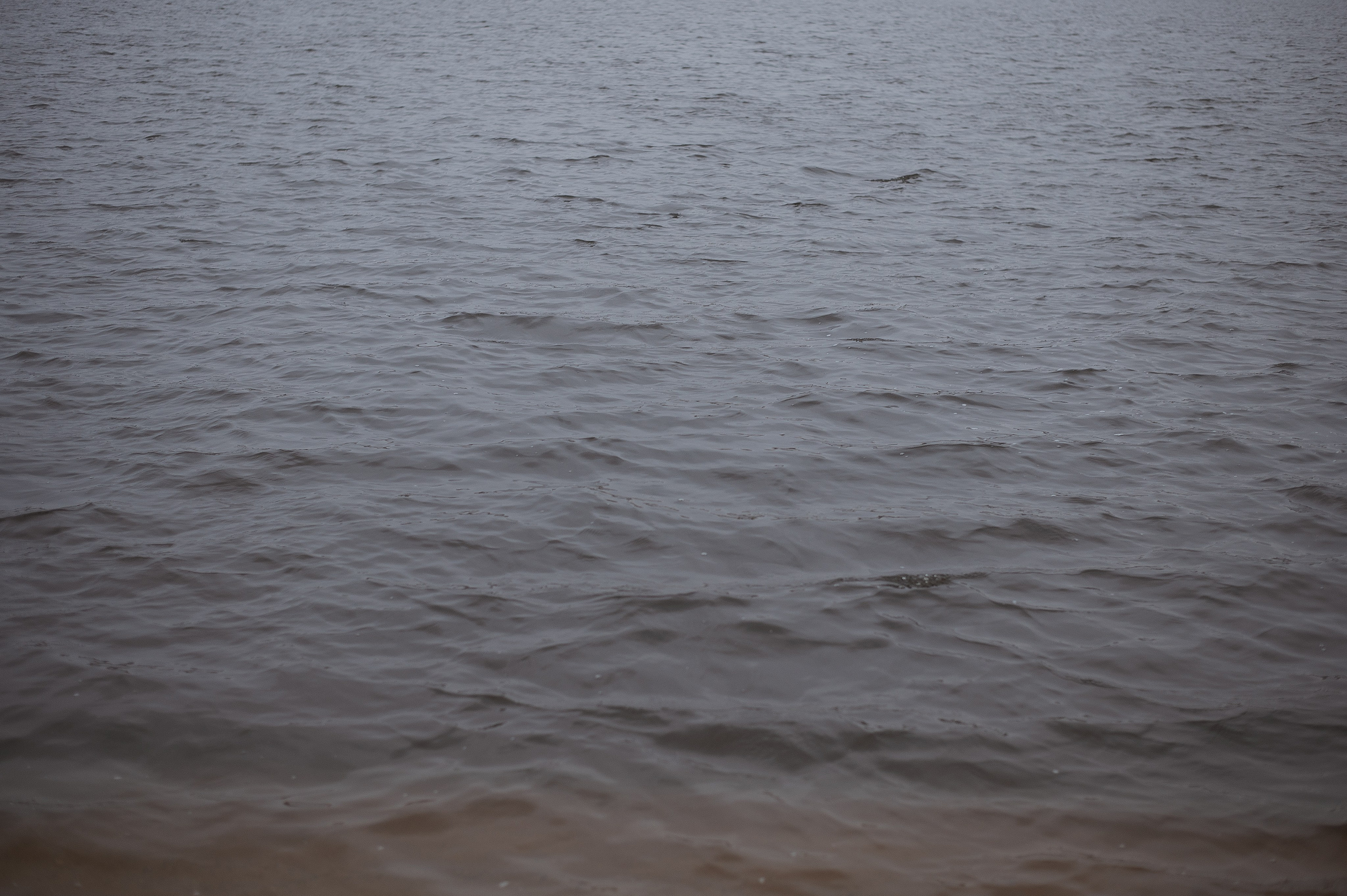 Арсений, пасмурная вода в осени. Свадебный фотограф в Ярославле Денис Медоваров