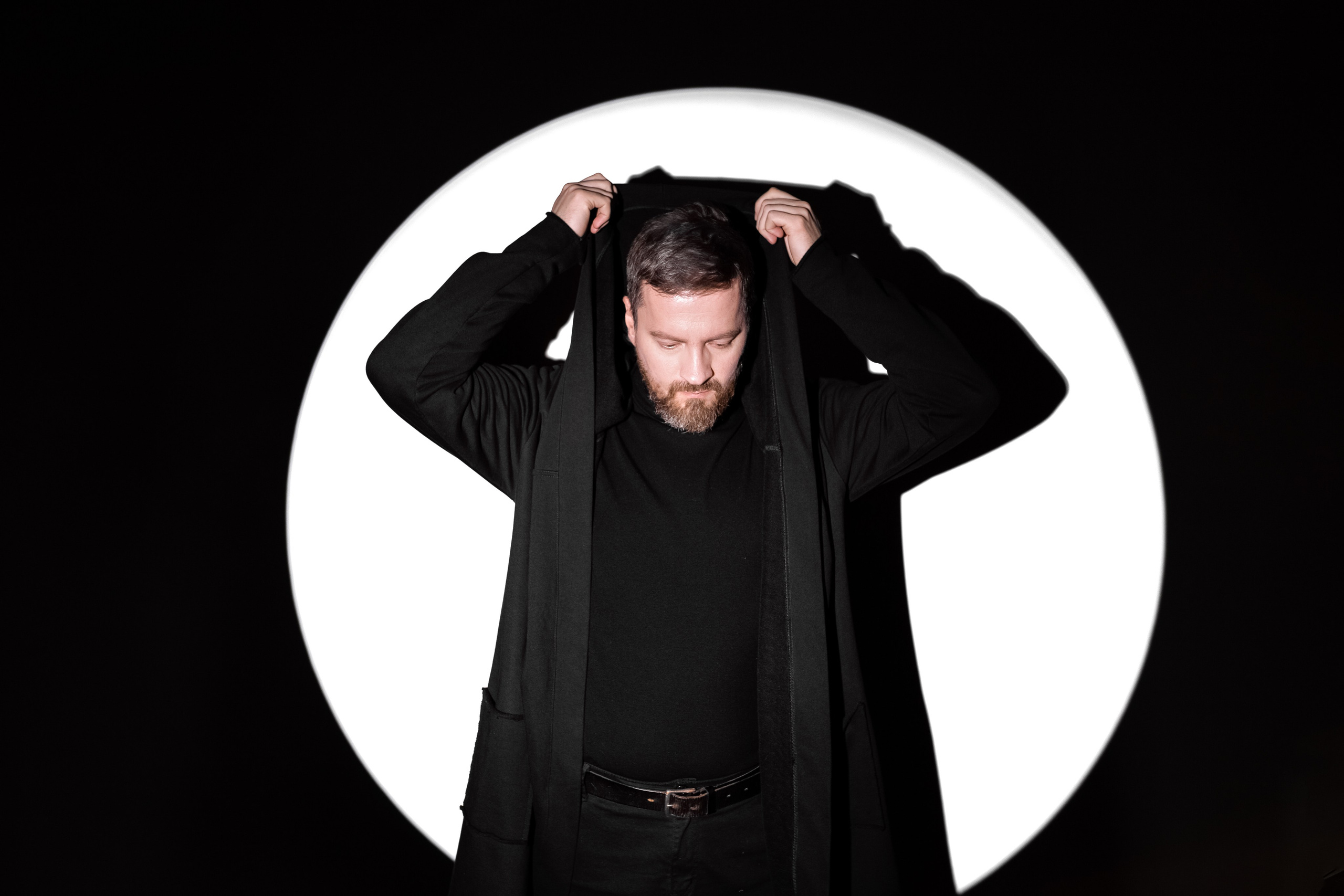 Мужчина в белом круге света