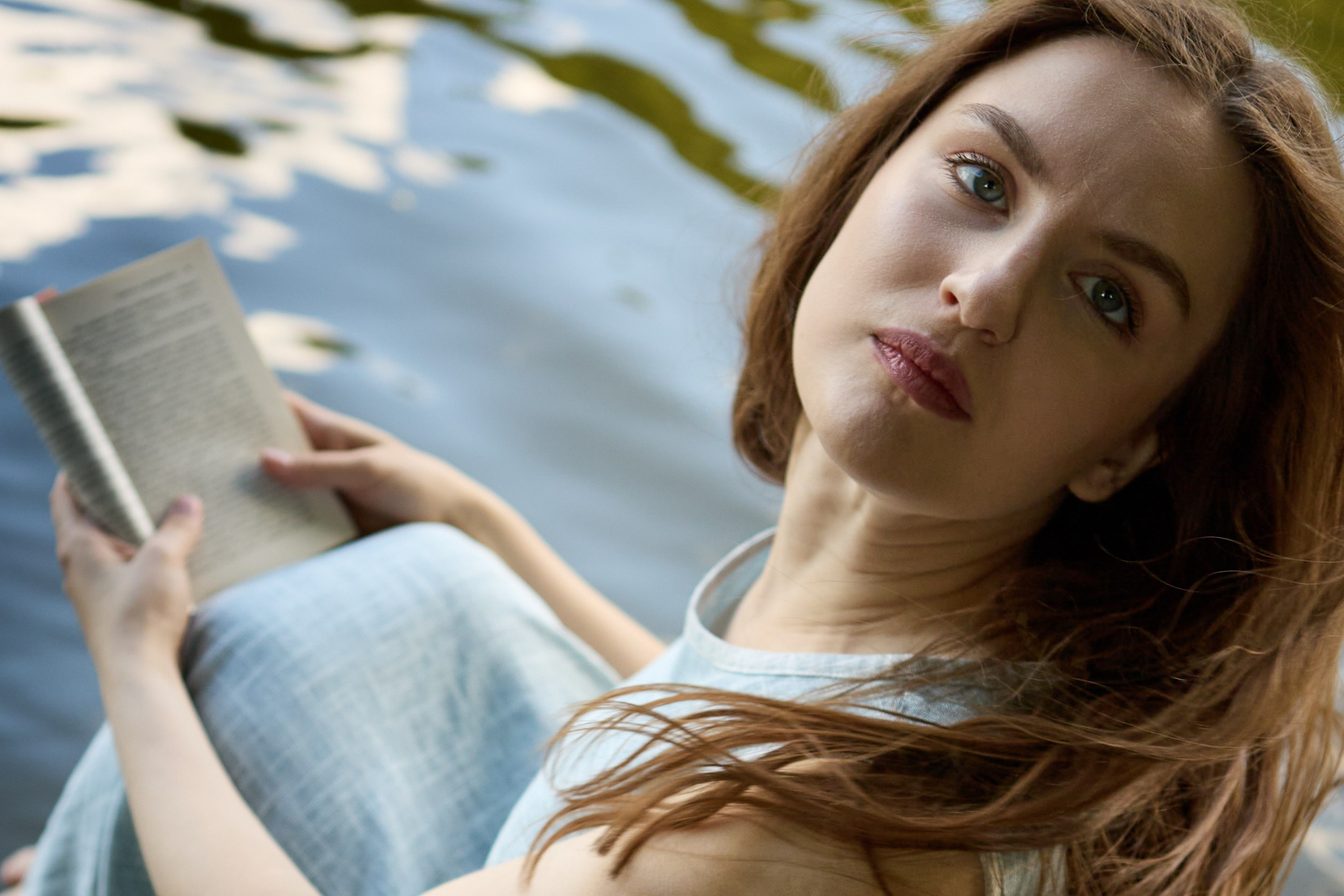 фотосессия девушки с книгой у реки