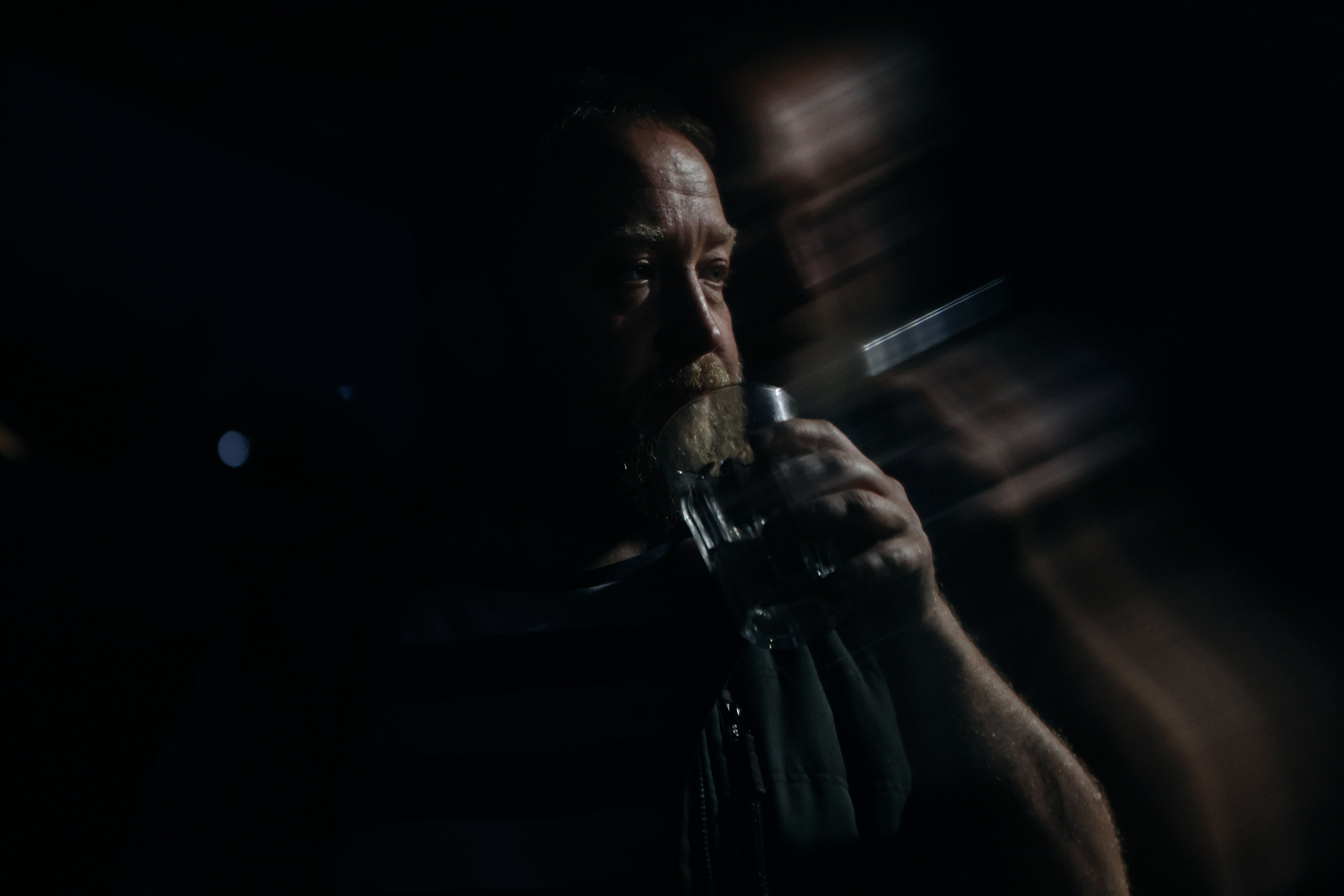 мужчина пьет из стакана