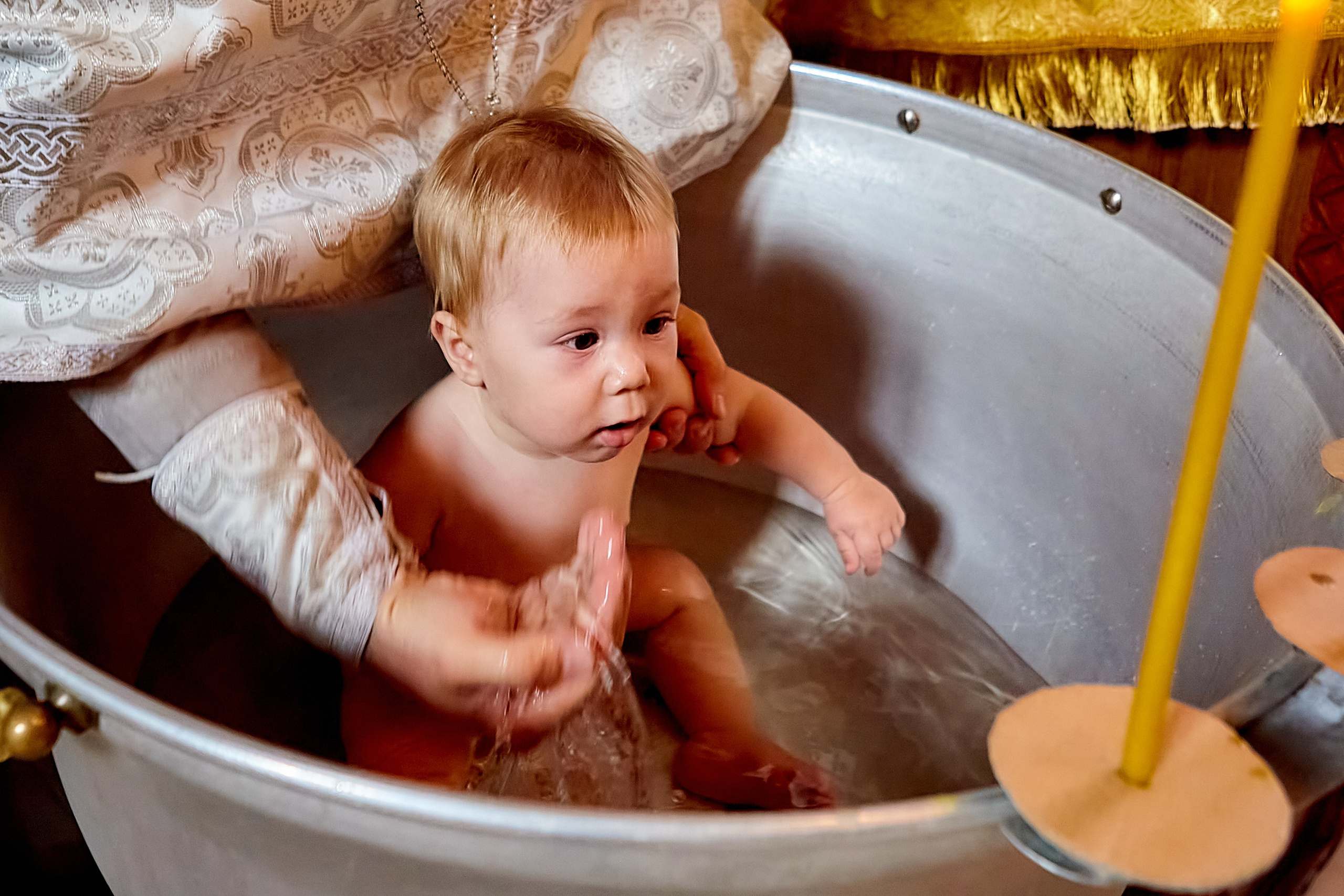 Окунания Малыша в купели, Священник поливает малыша ладонью