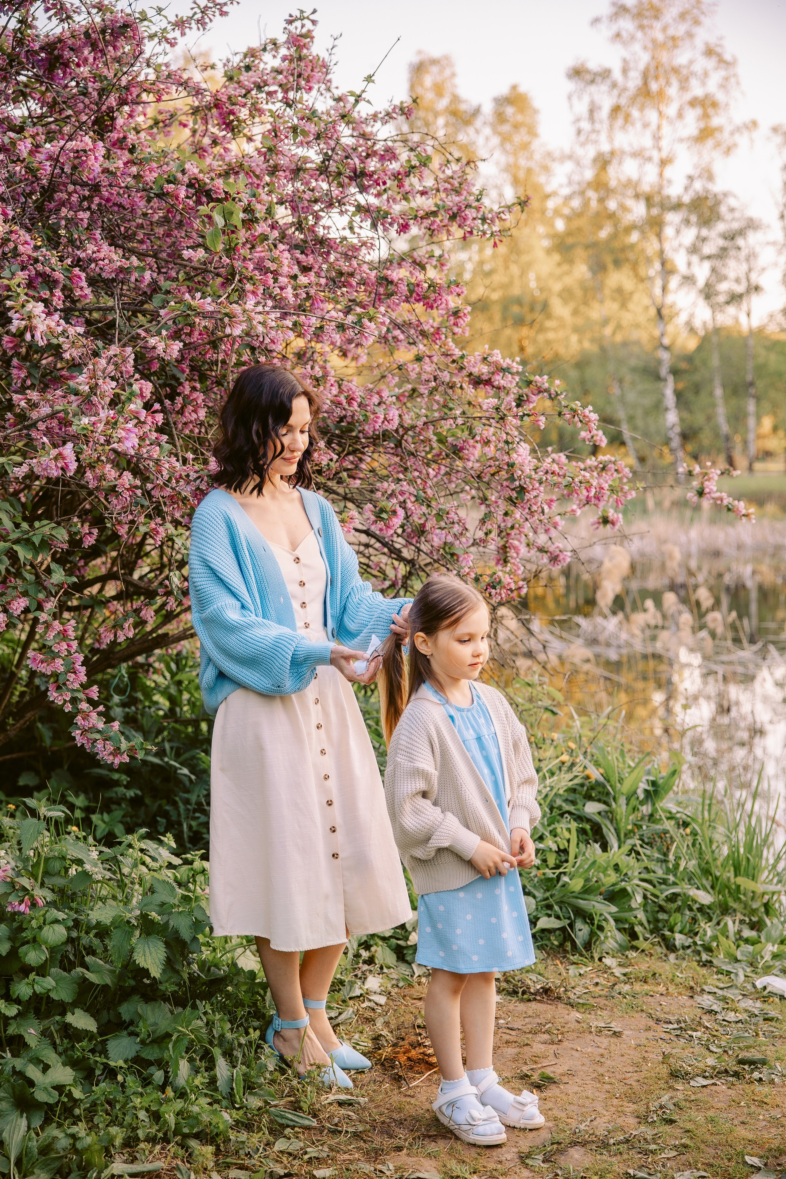 мама ухаживает за дочкой 