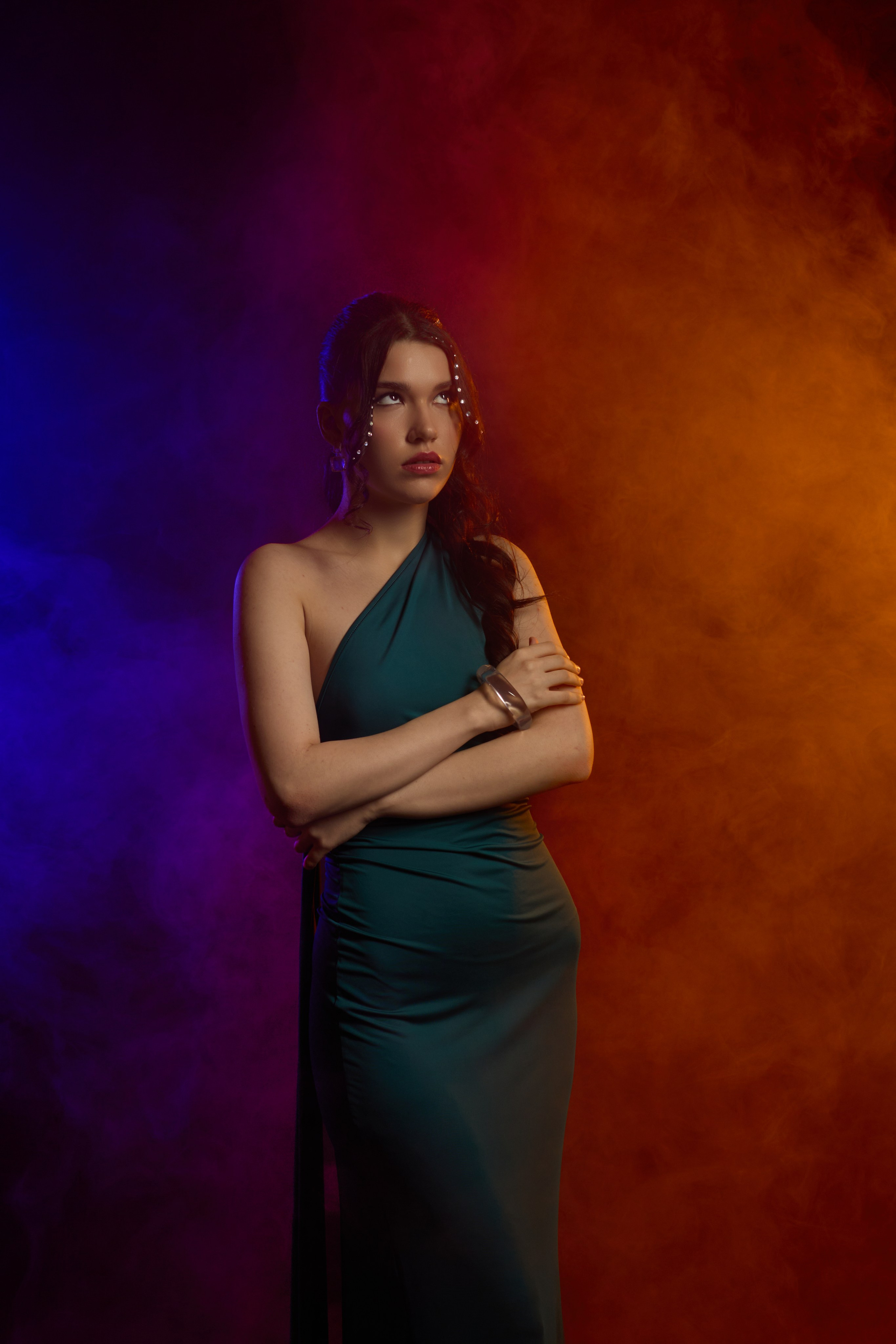 Студийный портрет с дымом и цветными фильтрами