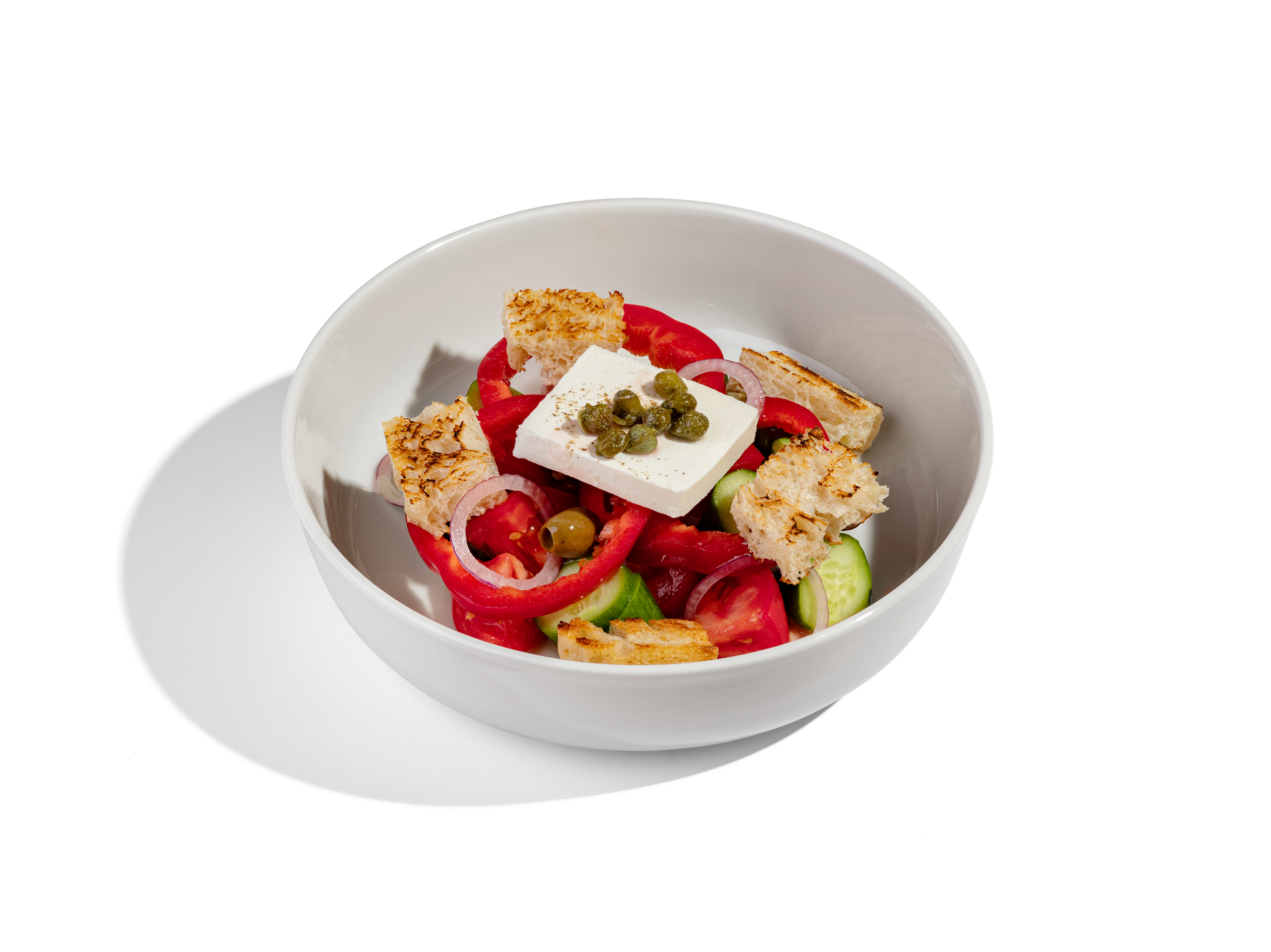 ГРЕЧЕСКИЙ САЛАТ — 890₽. Авторская интерпретация греческого салата, приготовленного на основе свежих узбекских томатов, огурцов и сладкого перца, с добавлением оливок каламата и таджасских. В салат добавляются солоноватый сыр брынза, маринованные каперсы и хрустящие гренки из тартина, а в завершение мы поливаем его оливковым маслом.