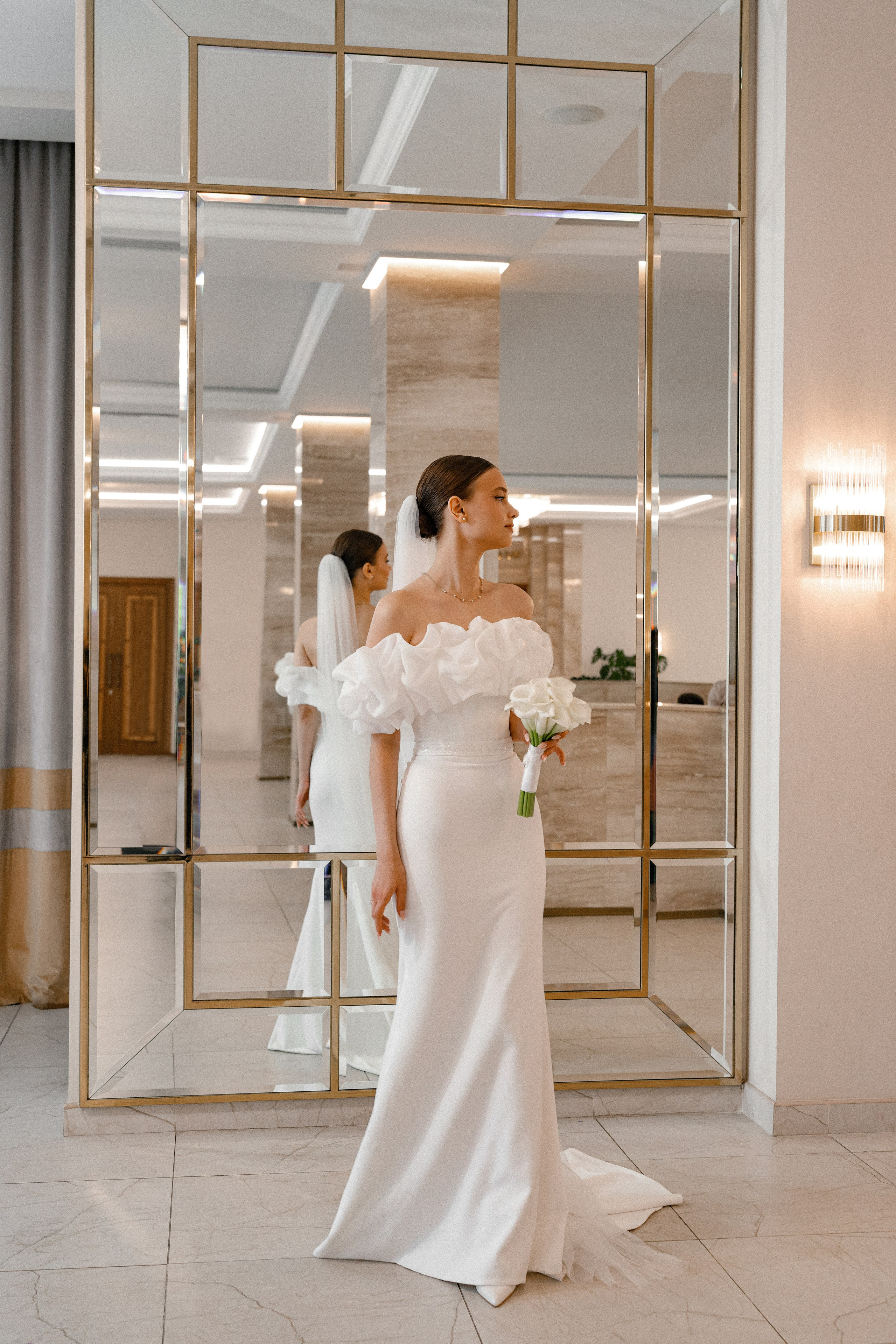 Свадебная фотосессия в Бутырском ЗАГС (Дворец Бракосочетания № 4) и прогулка в отеле Solux (Солюкс)