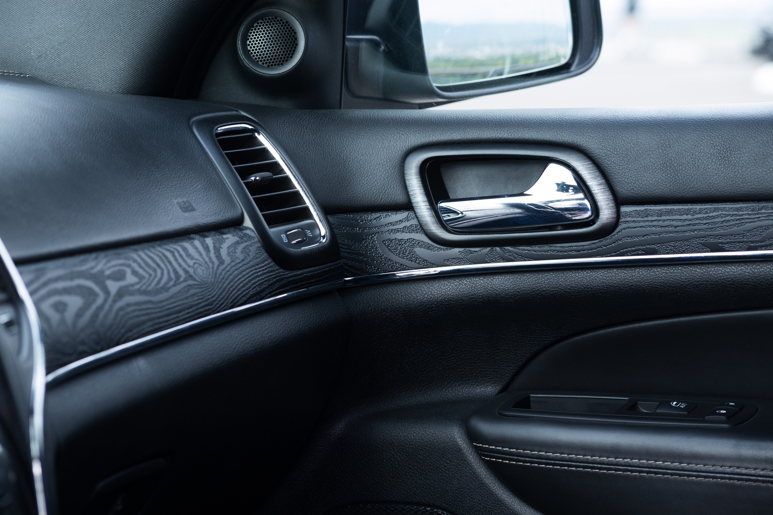 Фотосъемка автомобиля Grand Cherokee для Evil Painter. Интерьерный фотограф и ретушер в Красноярске Денис Антропов