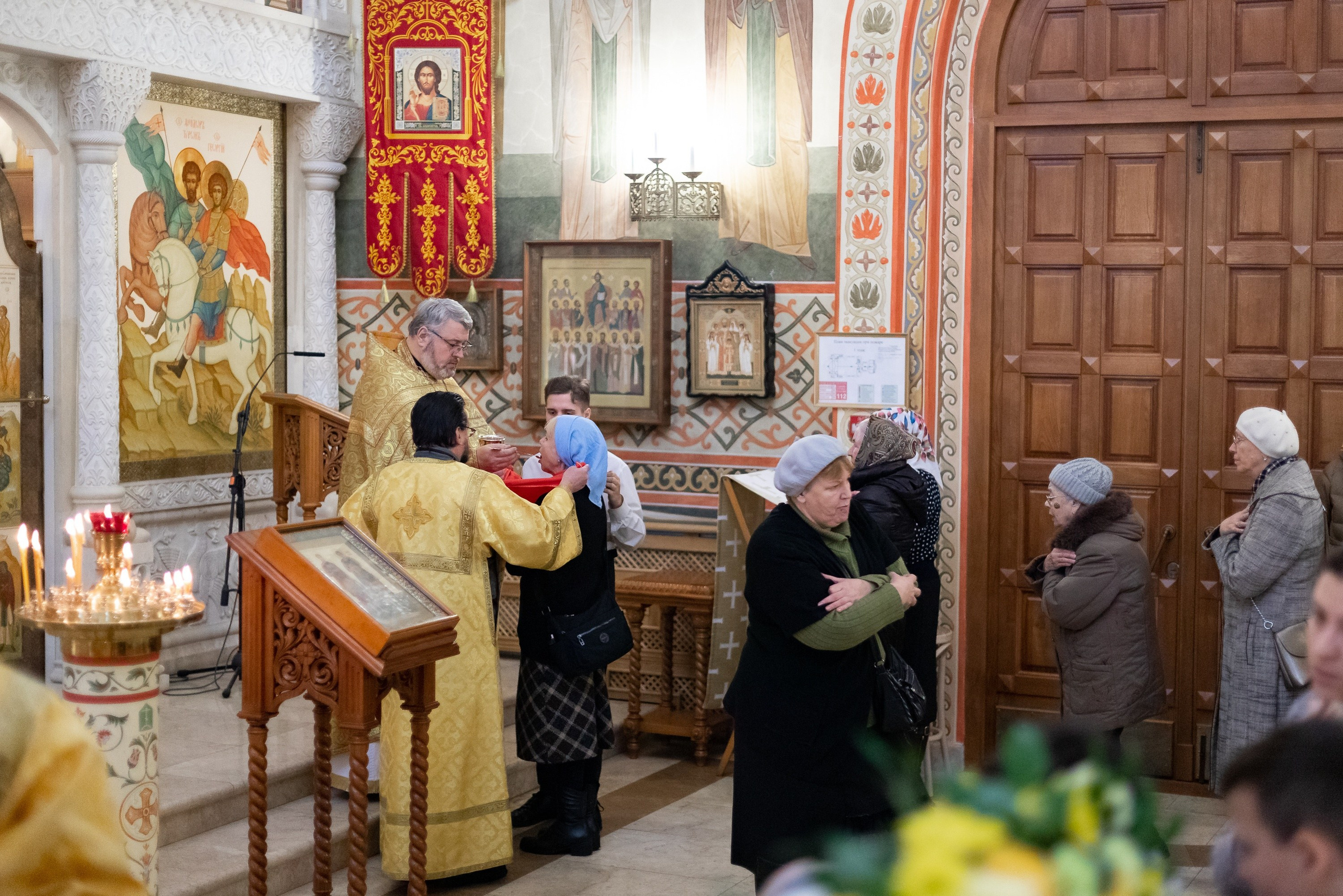 Праздничное богослужение Святителю Николаю 19 декабря. Интерьерный фотограф в Москве Роман Потапов