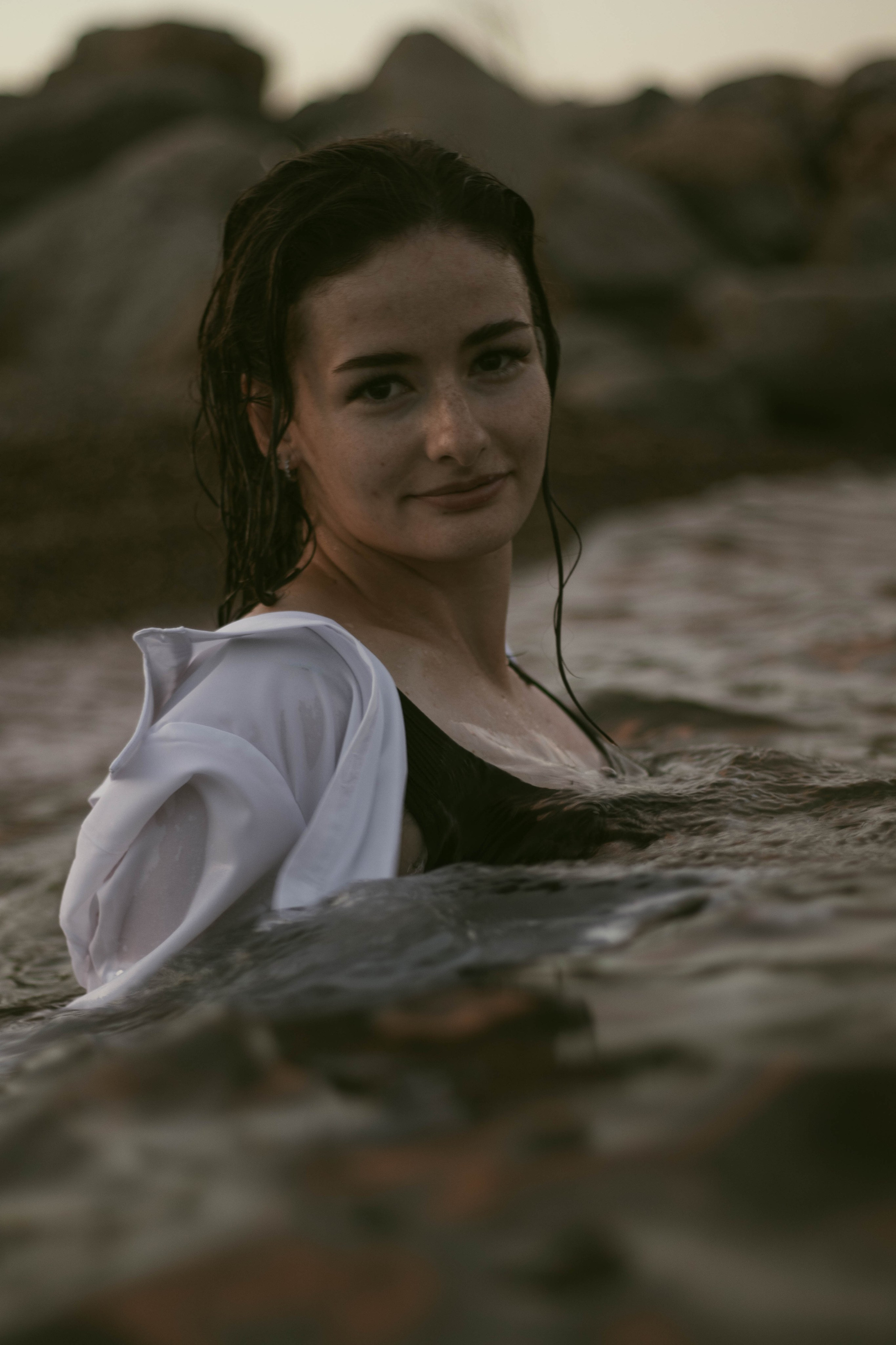 «Невесомость волн: девушка и море». Уличный фотограф Города N