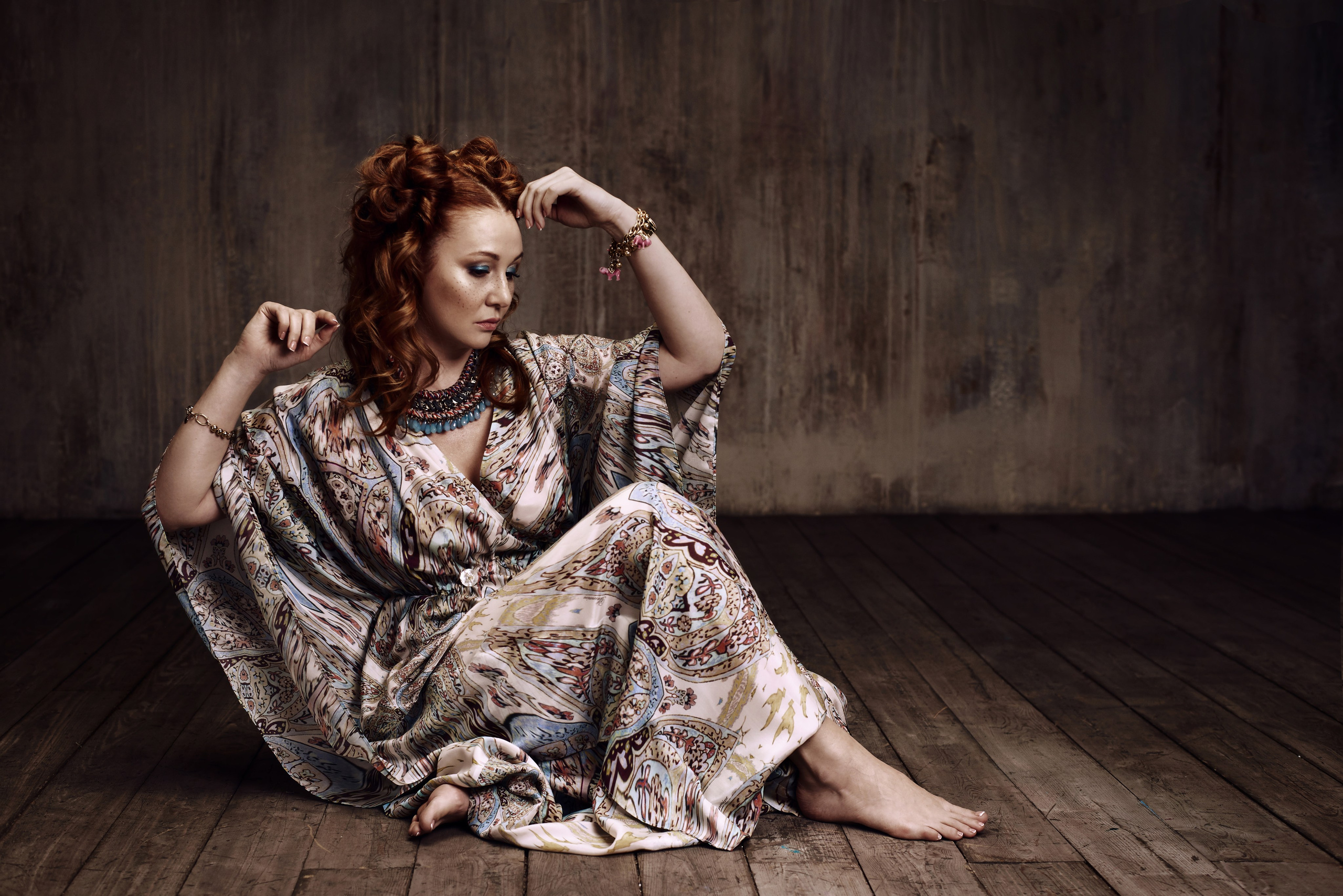 Фотосессия в стиле бохо рыжеволосой женщины в цветочной тунике 
