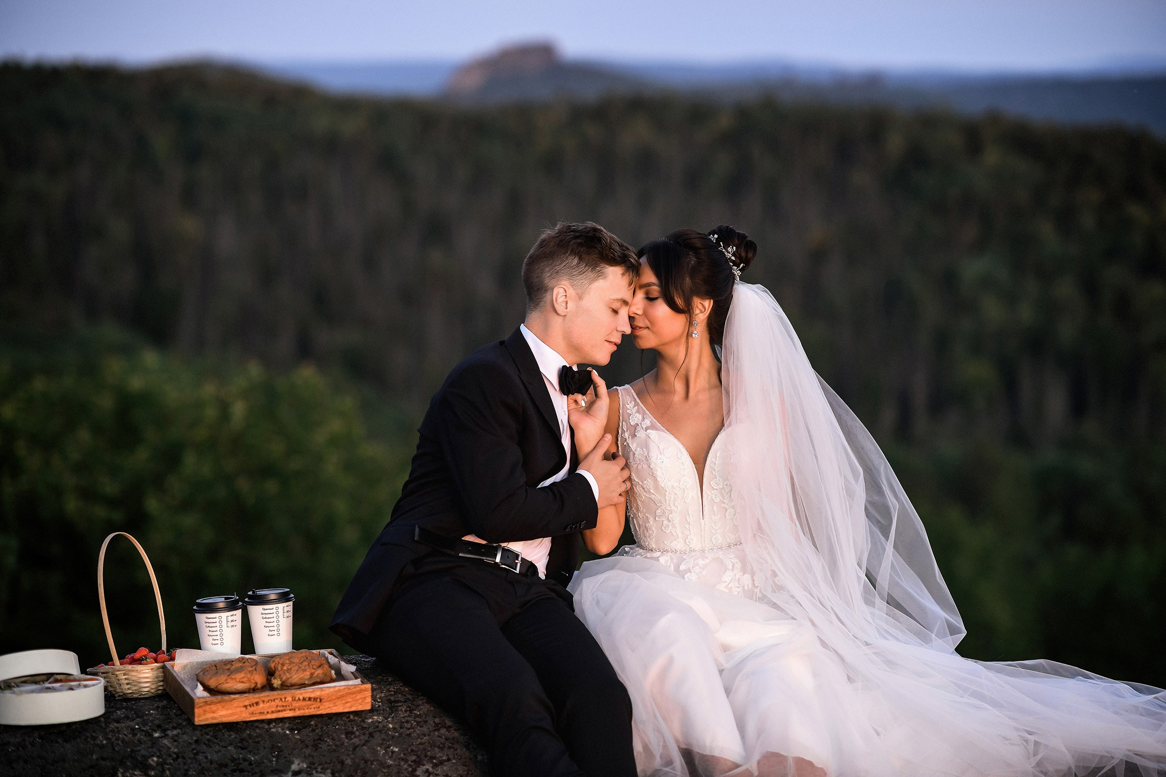 🌄 Демьян и Катя — свадьба в нацпарке "Столбы" | Веселый банкет и эпичные фото на скалах. 📸 Свадебный и семейный фотограф в Красноярске Тихомиров Евгений | 17 лет опыта | 800+ свадеб