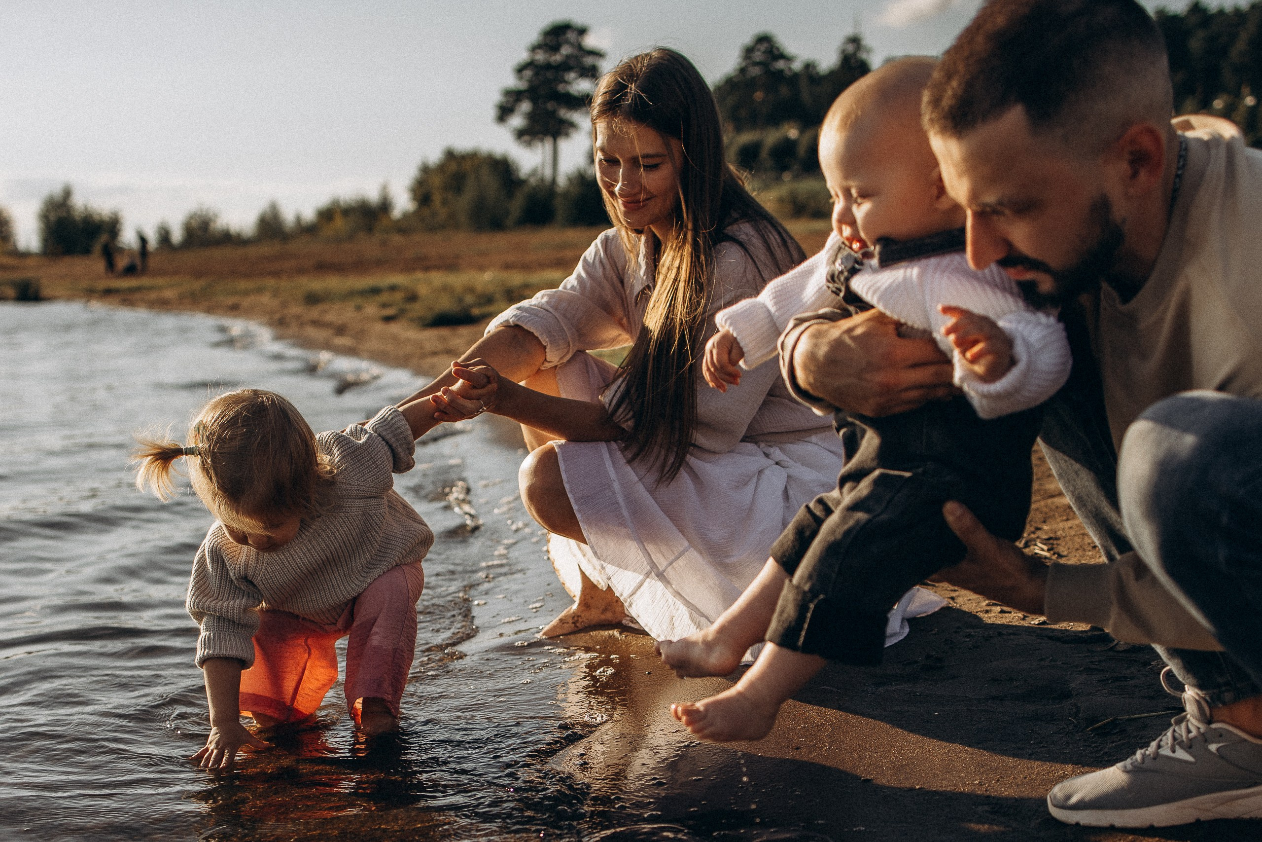 Семейная фотосессия на пляже в лучах заката
