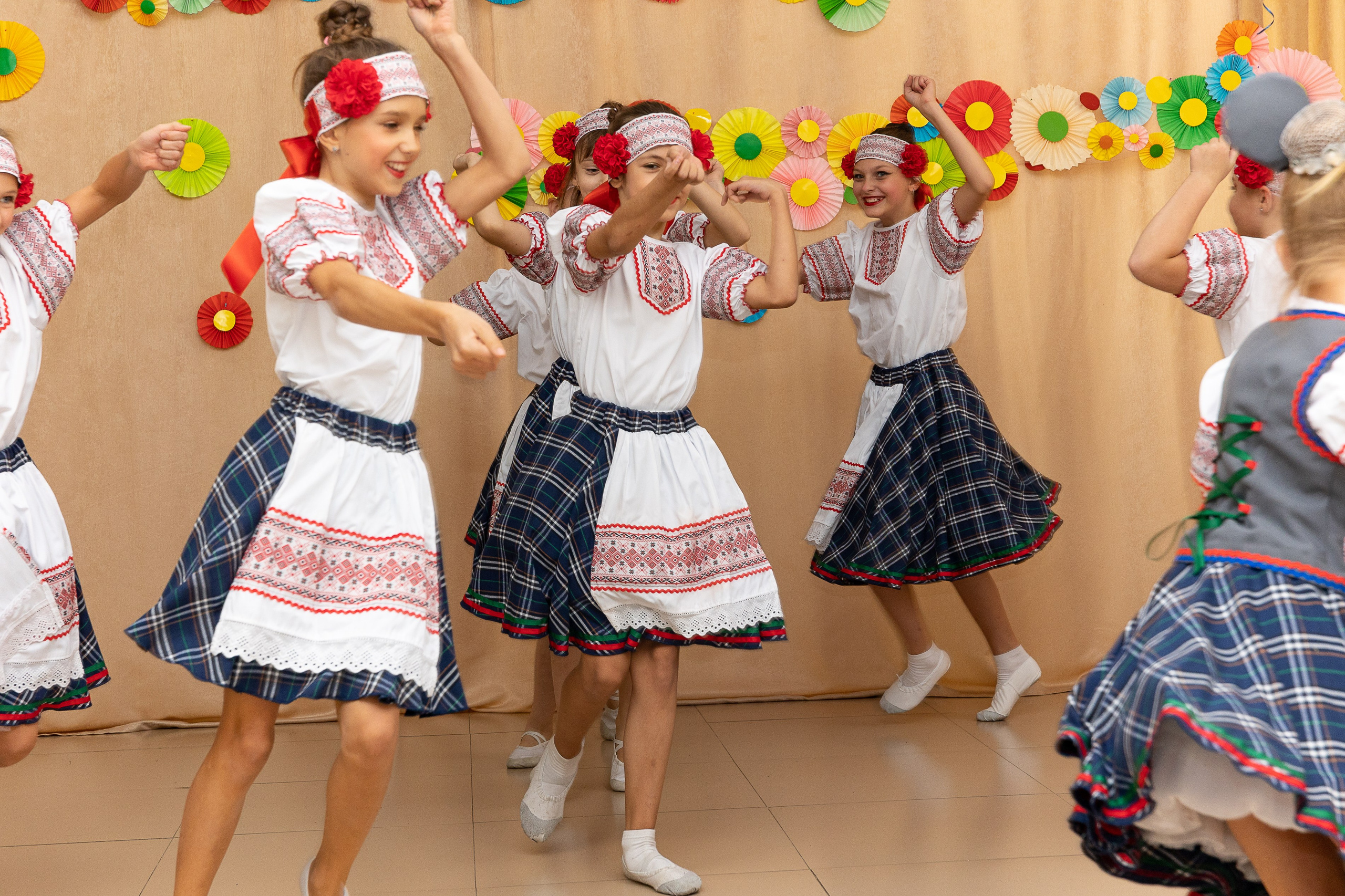 Выступление танцевального коллектива Браво. Выпускные альбомы во Владивостоке