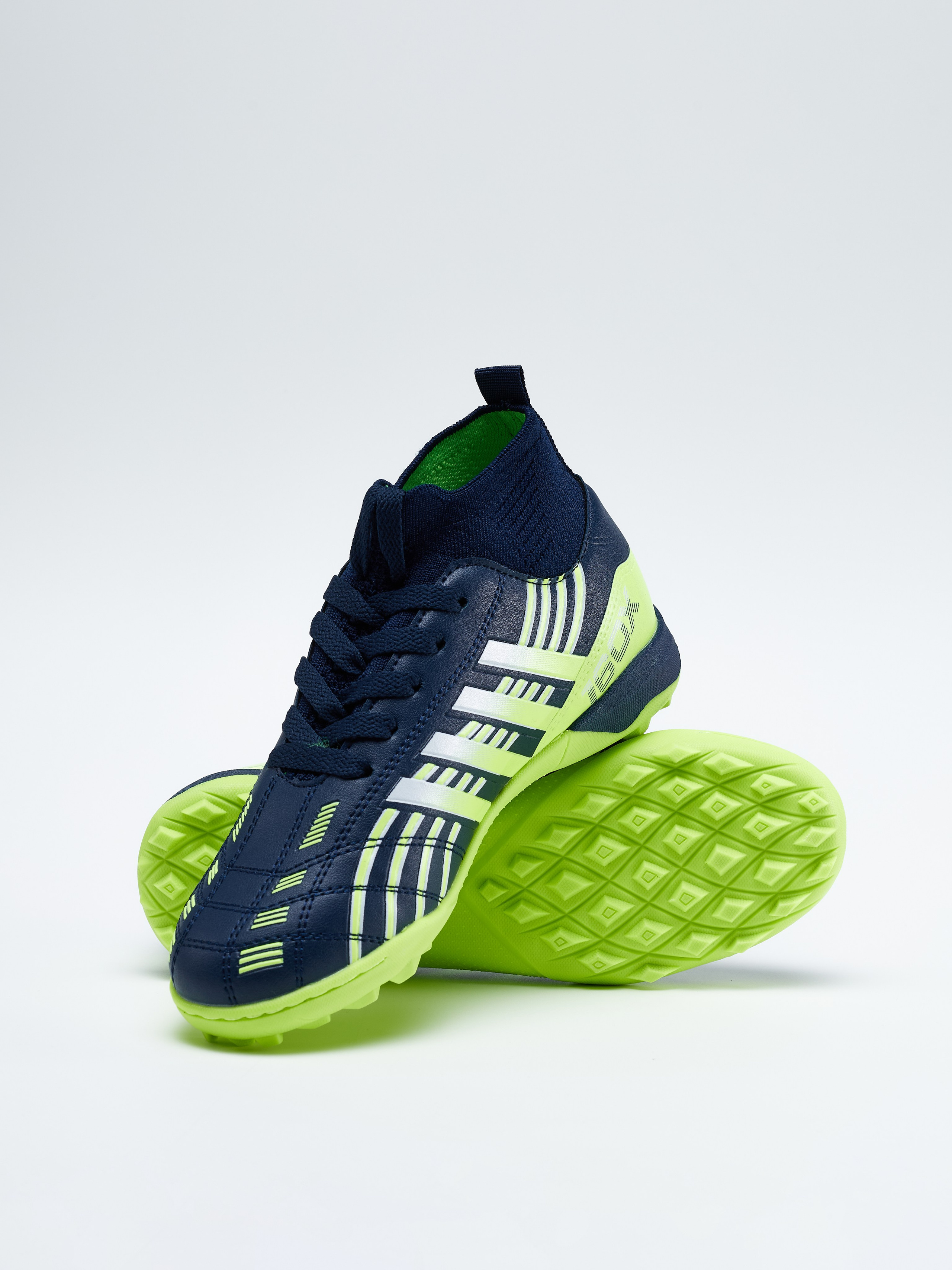 Спортивная обувь. Уютная студия предметной съемки для маркетплейсов в городе Москва