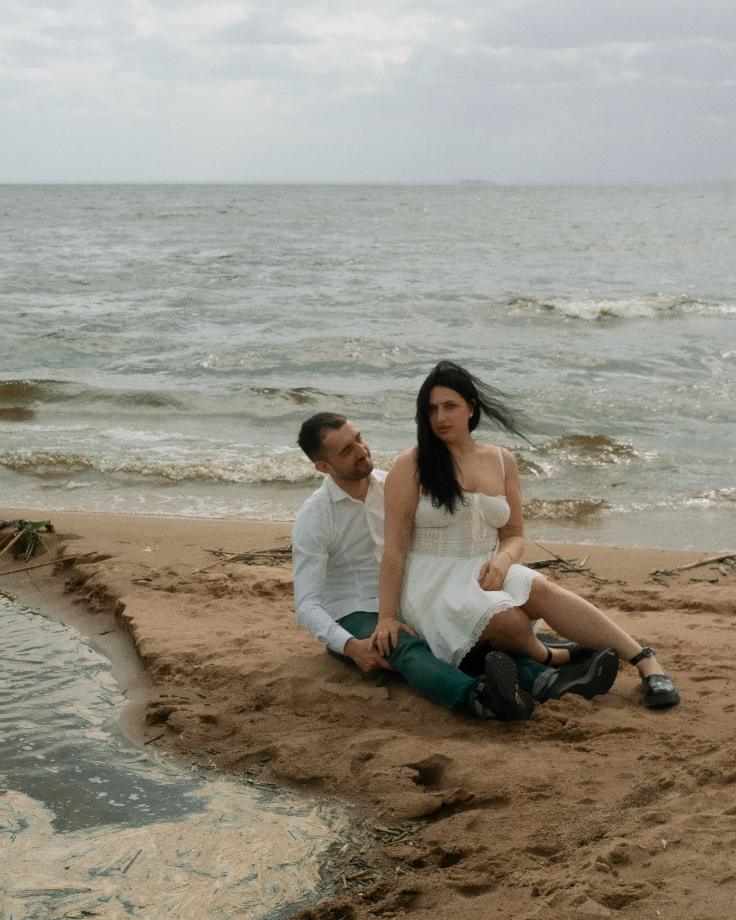 жених и невеста на берегу залива, свадебная съёмка