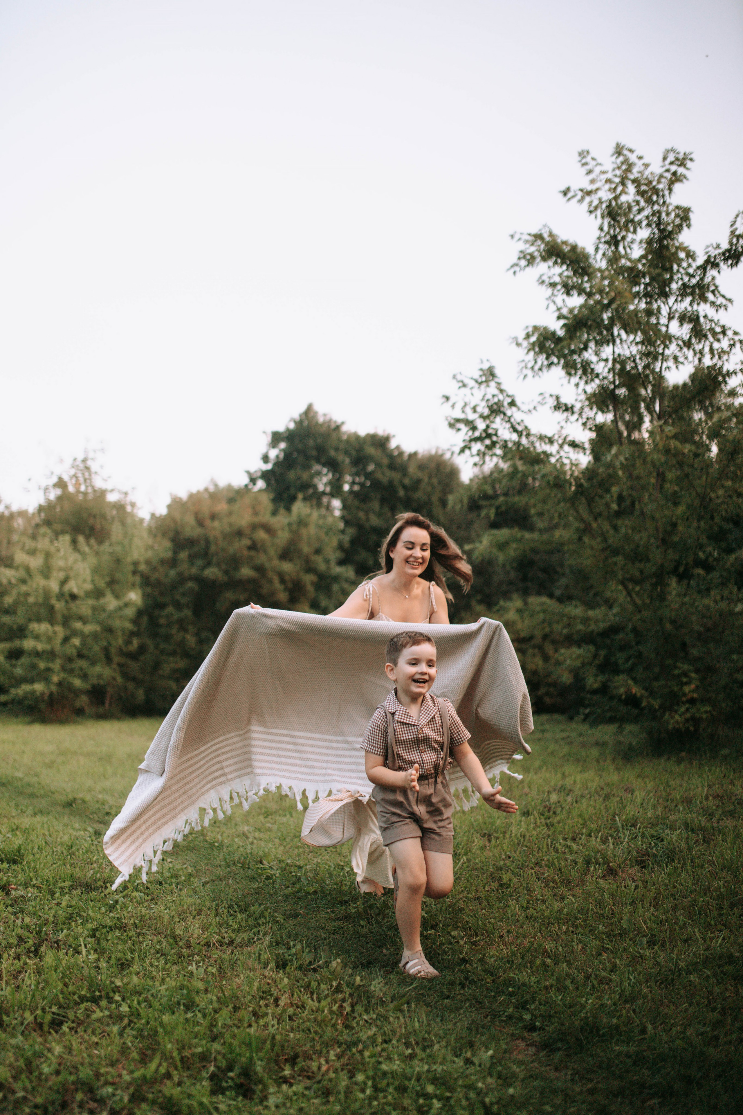 Весёлая прогулка вместе с мамой. Свадебный и семейный фотограф в Нижнем Новгороде