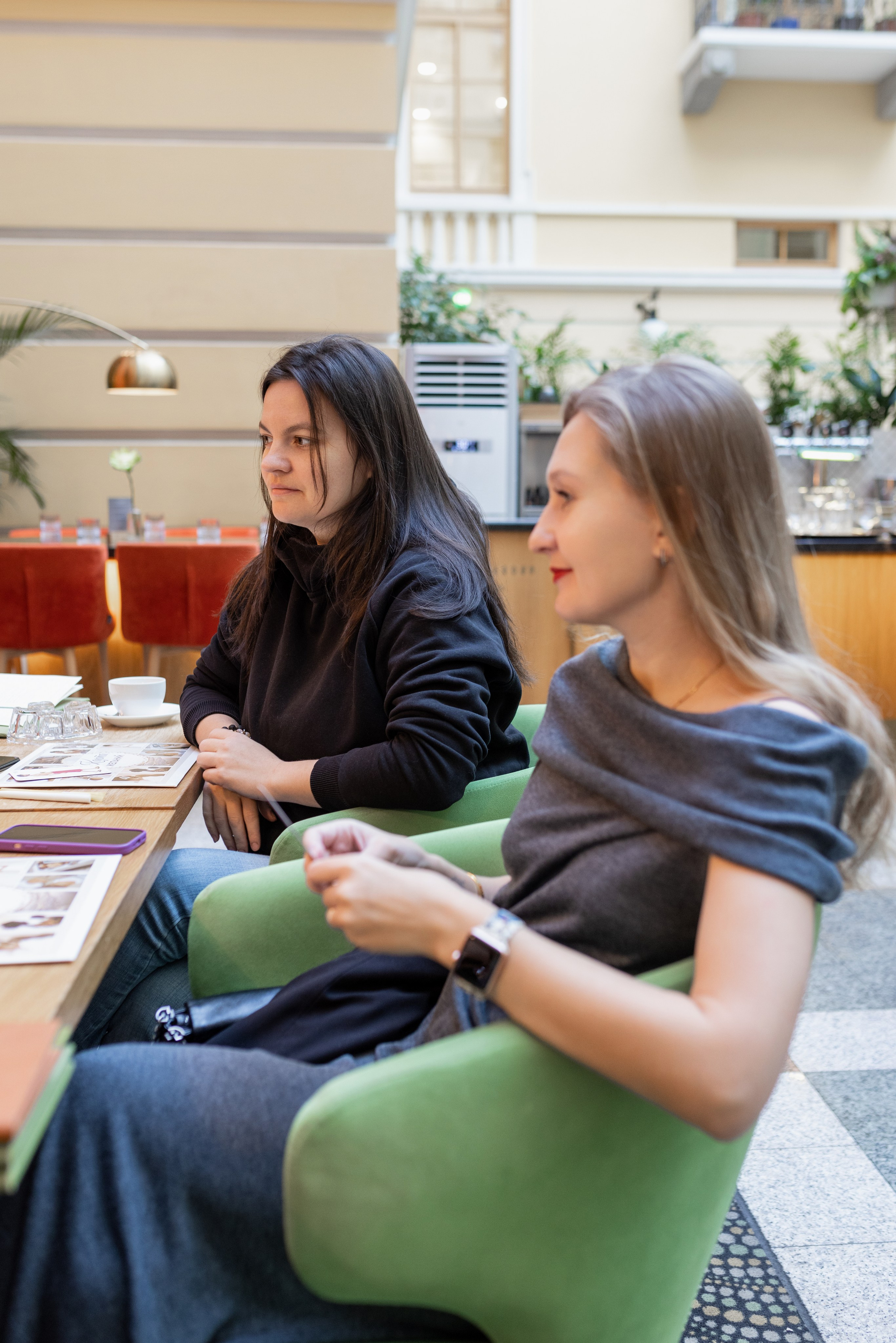 Девушки сидят и внимательно слушают