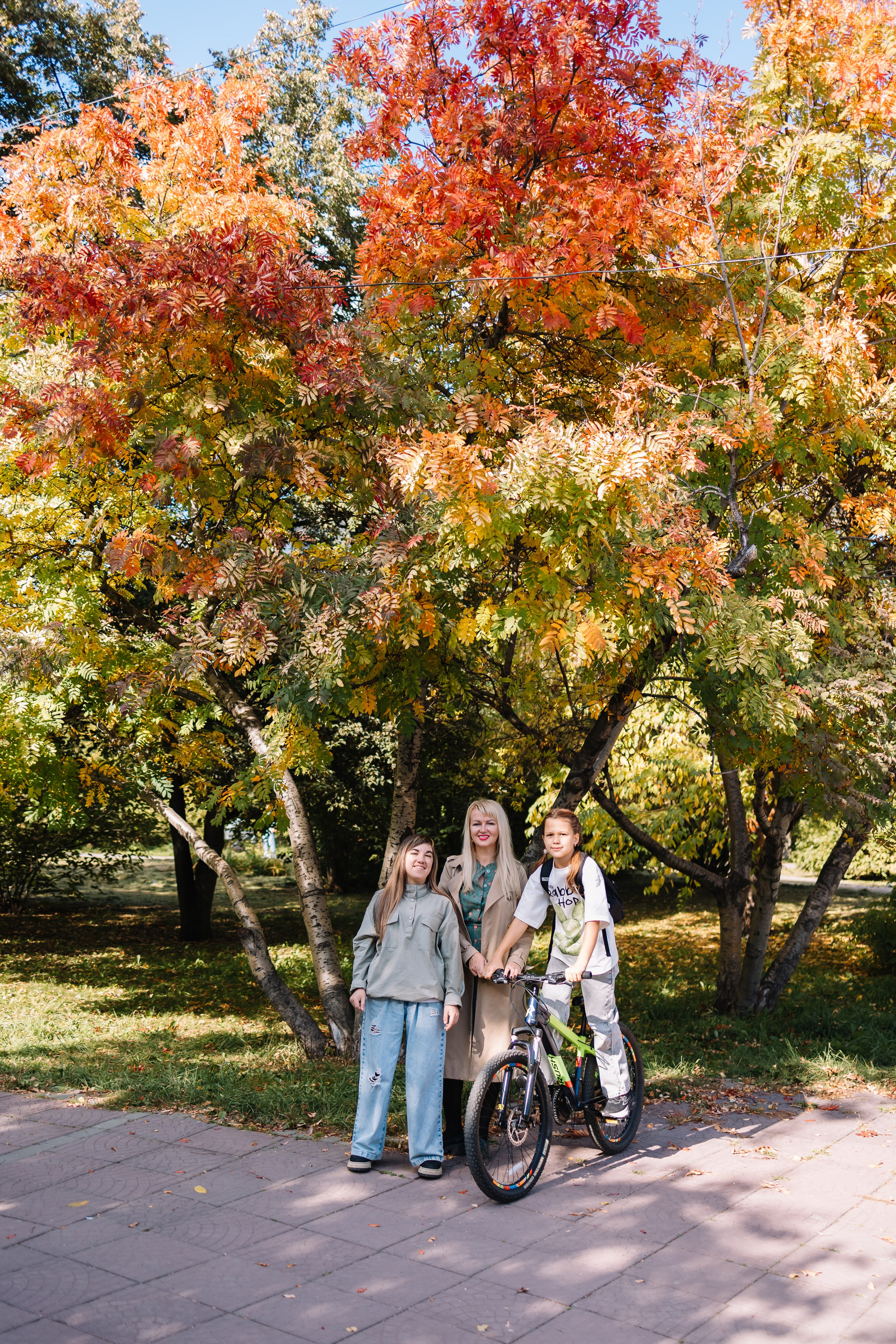 осень девочка семья